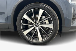 sininen Polestar 2 2022 kuva 9.