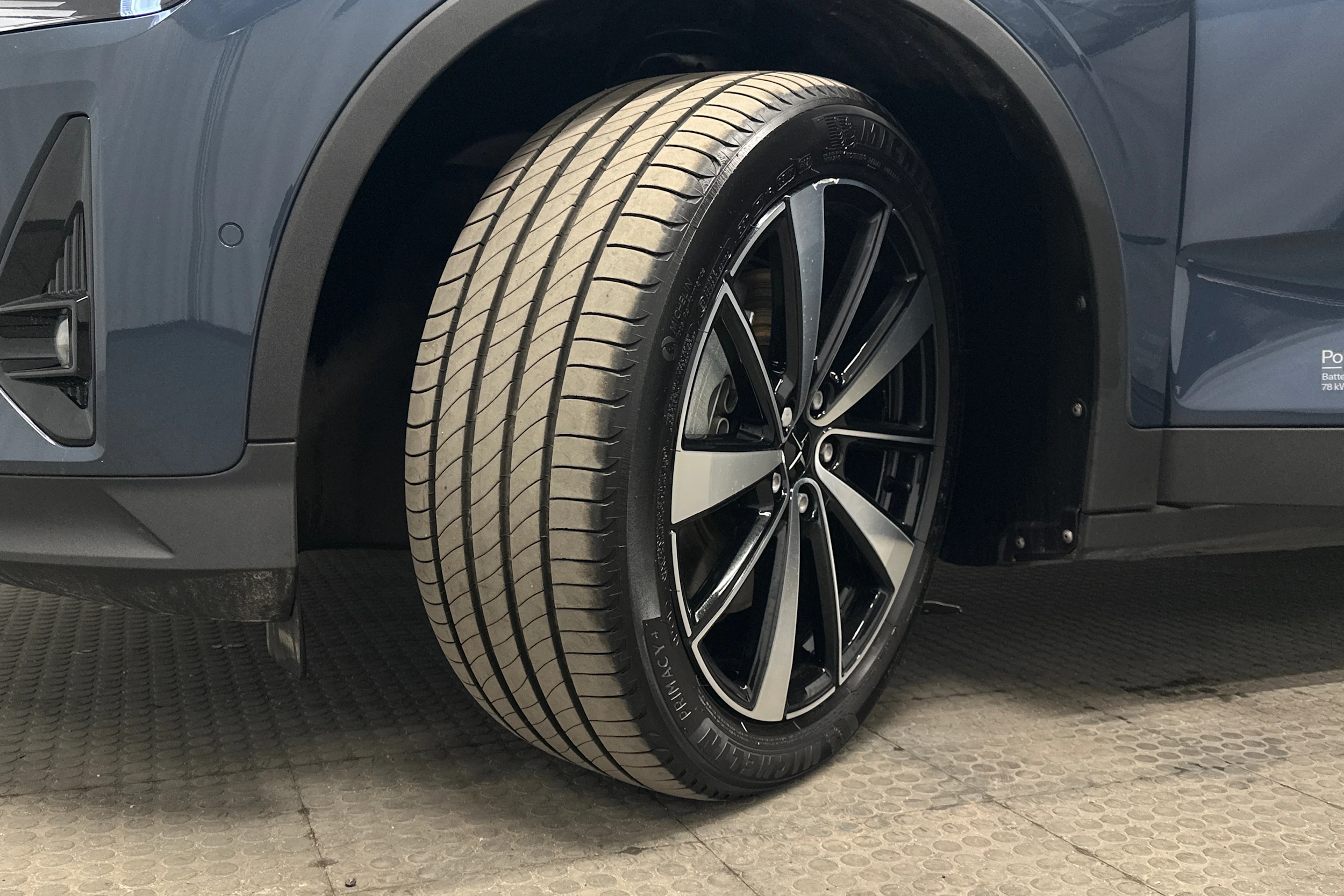 sininen Polestar 2 2022 kuva 10.