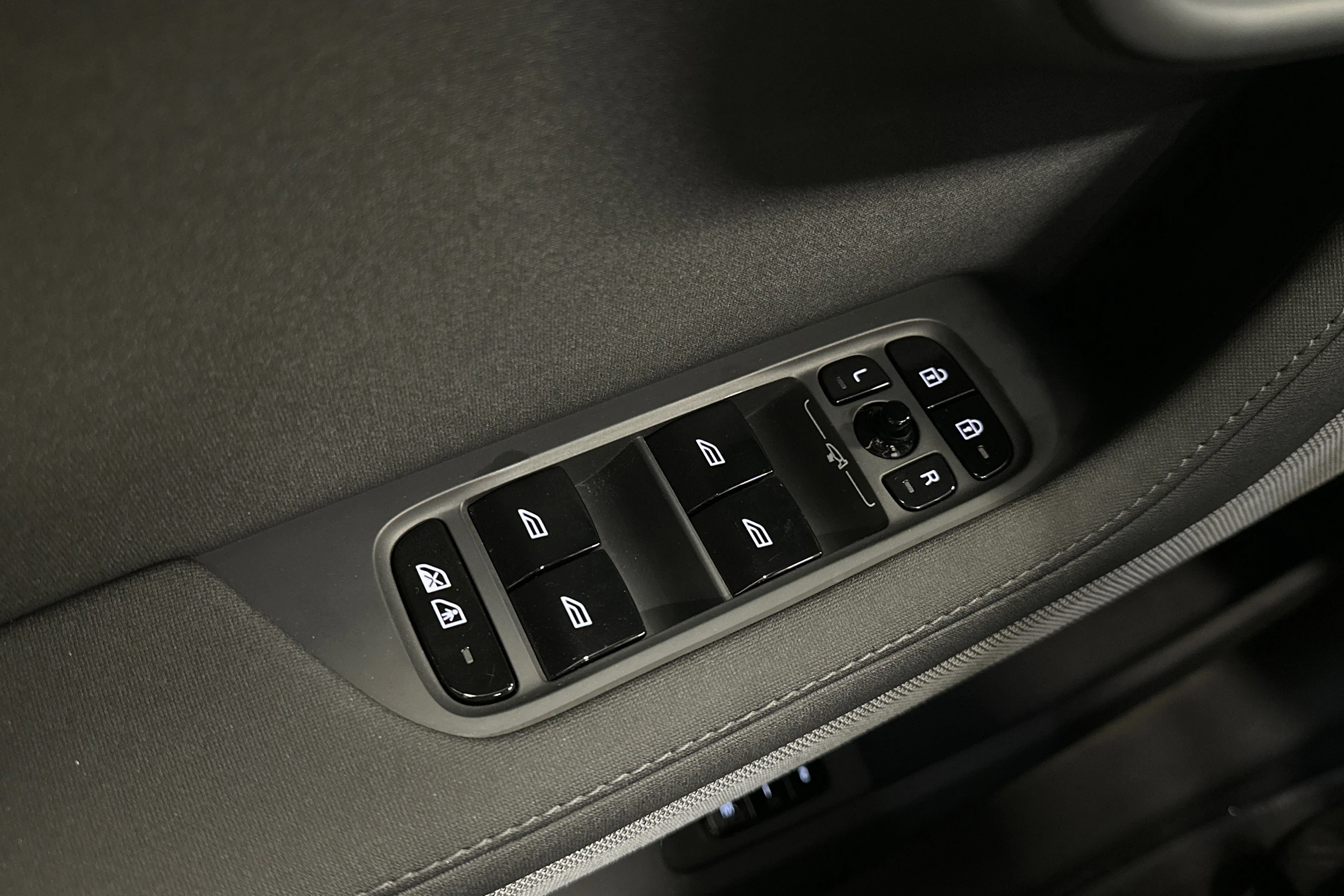 sininen Polestar 2 2022 kuva 14.