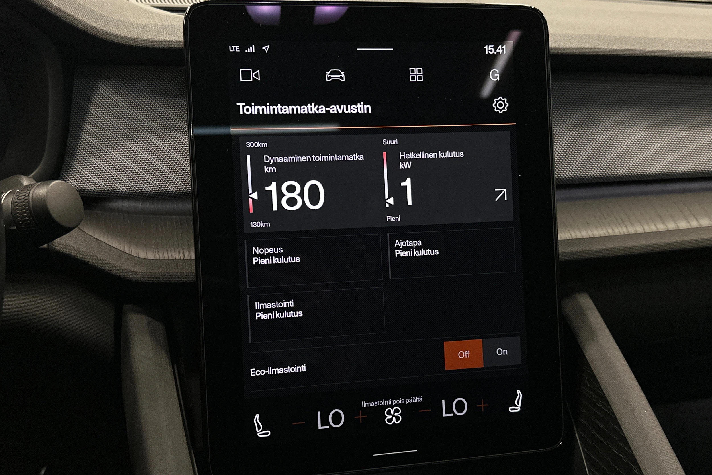 sininen Polestar 2 2022 kuva 23.