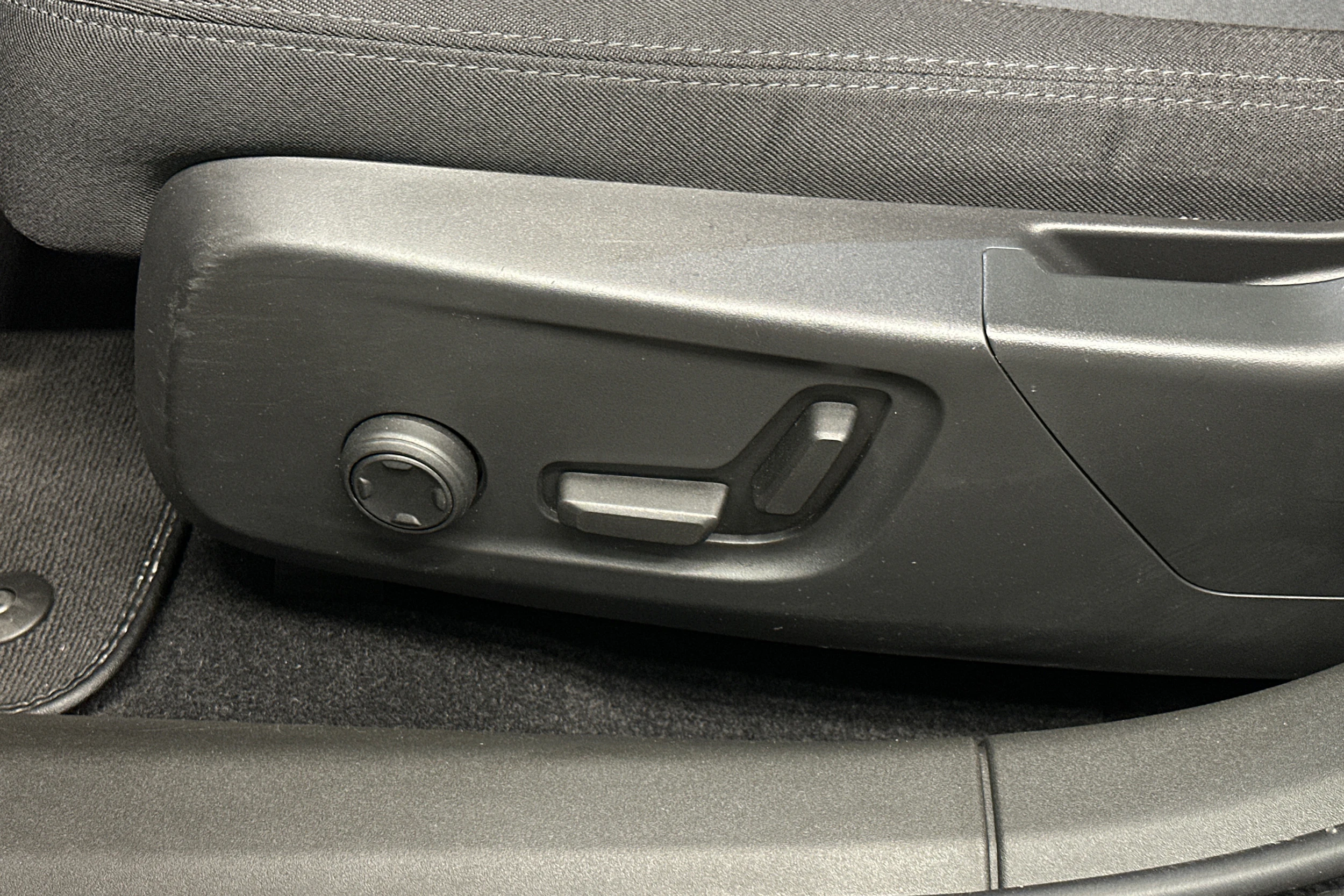 sininen Polestar 2 2022 kuva 34.