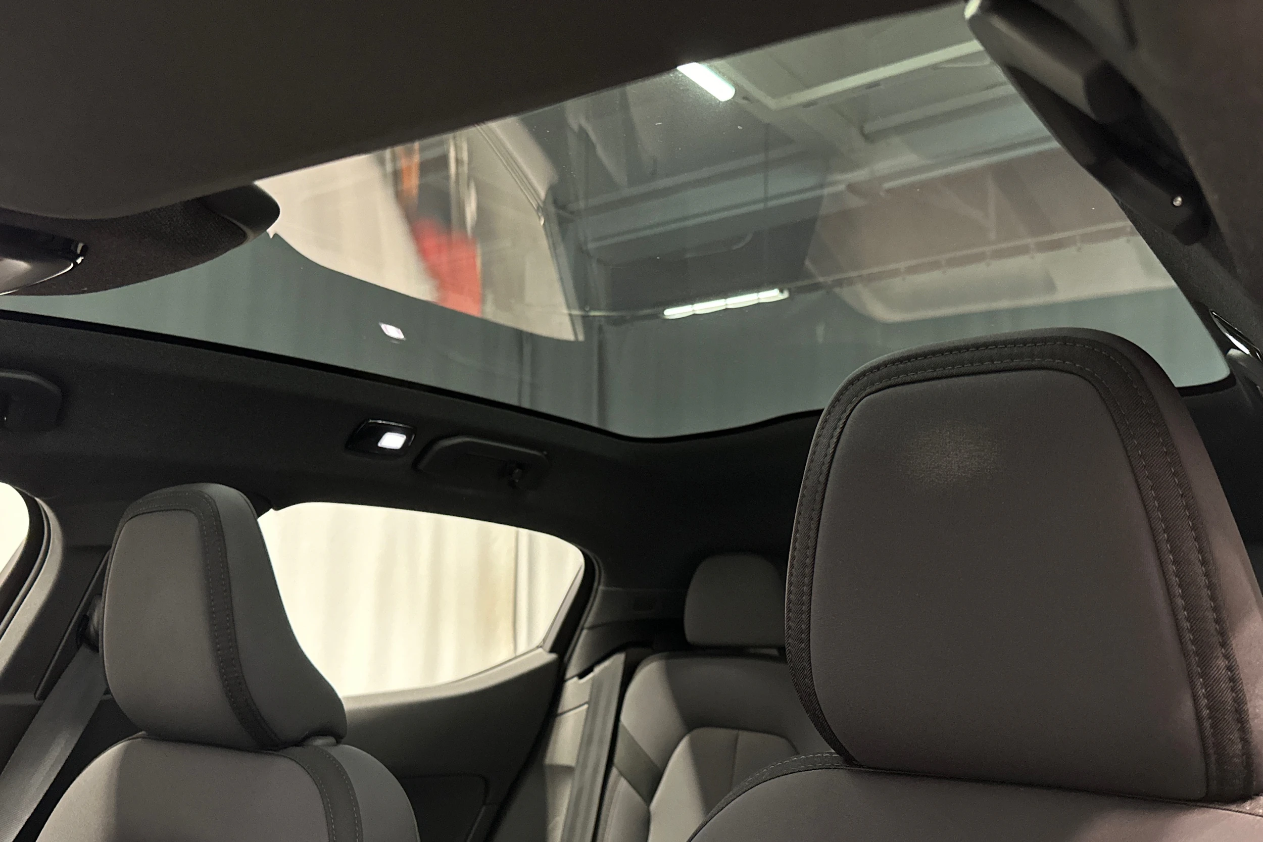 sininen Polestar 2 2022 kuva 35.