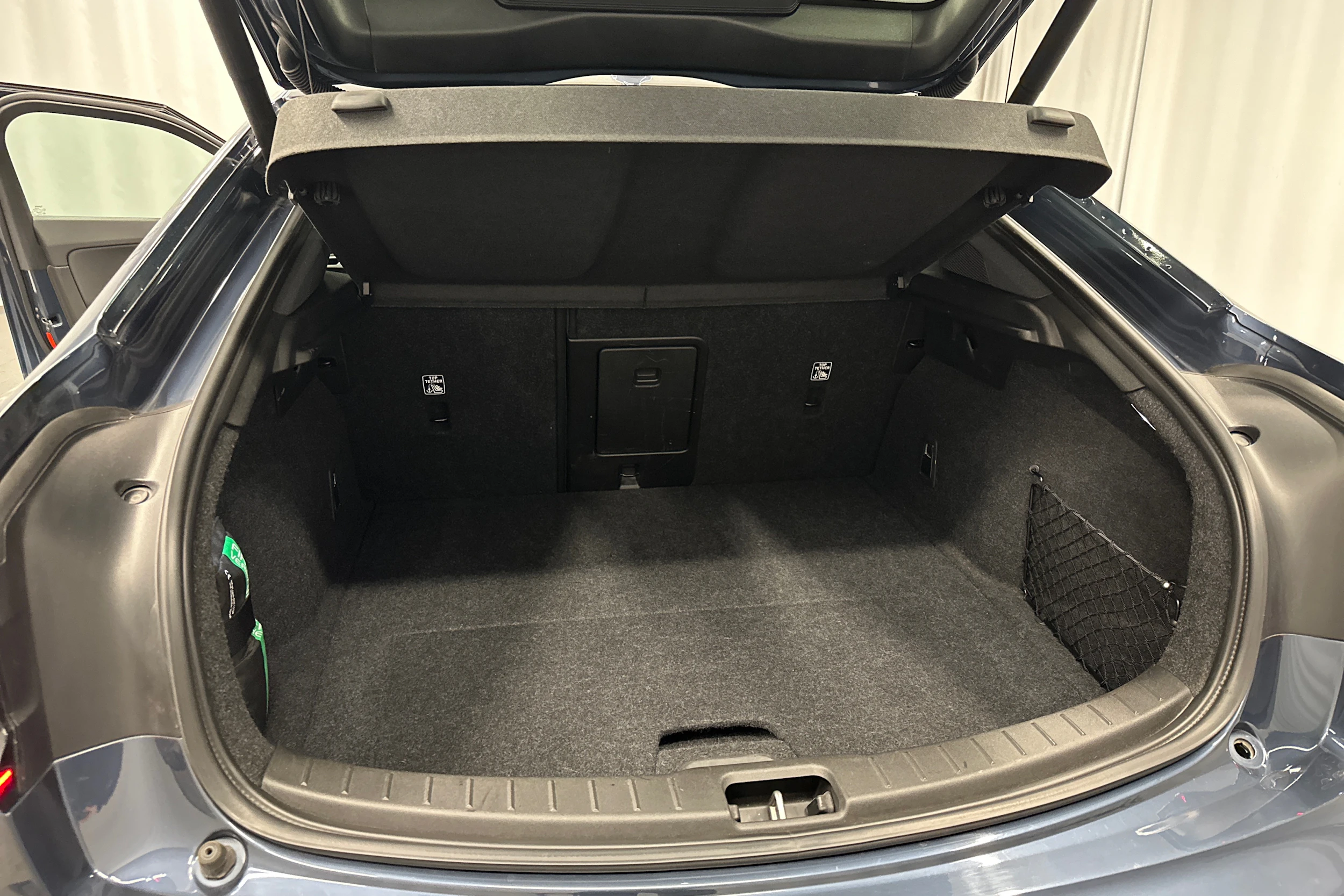 sininen Polestar 2 2022 kuva 36.