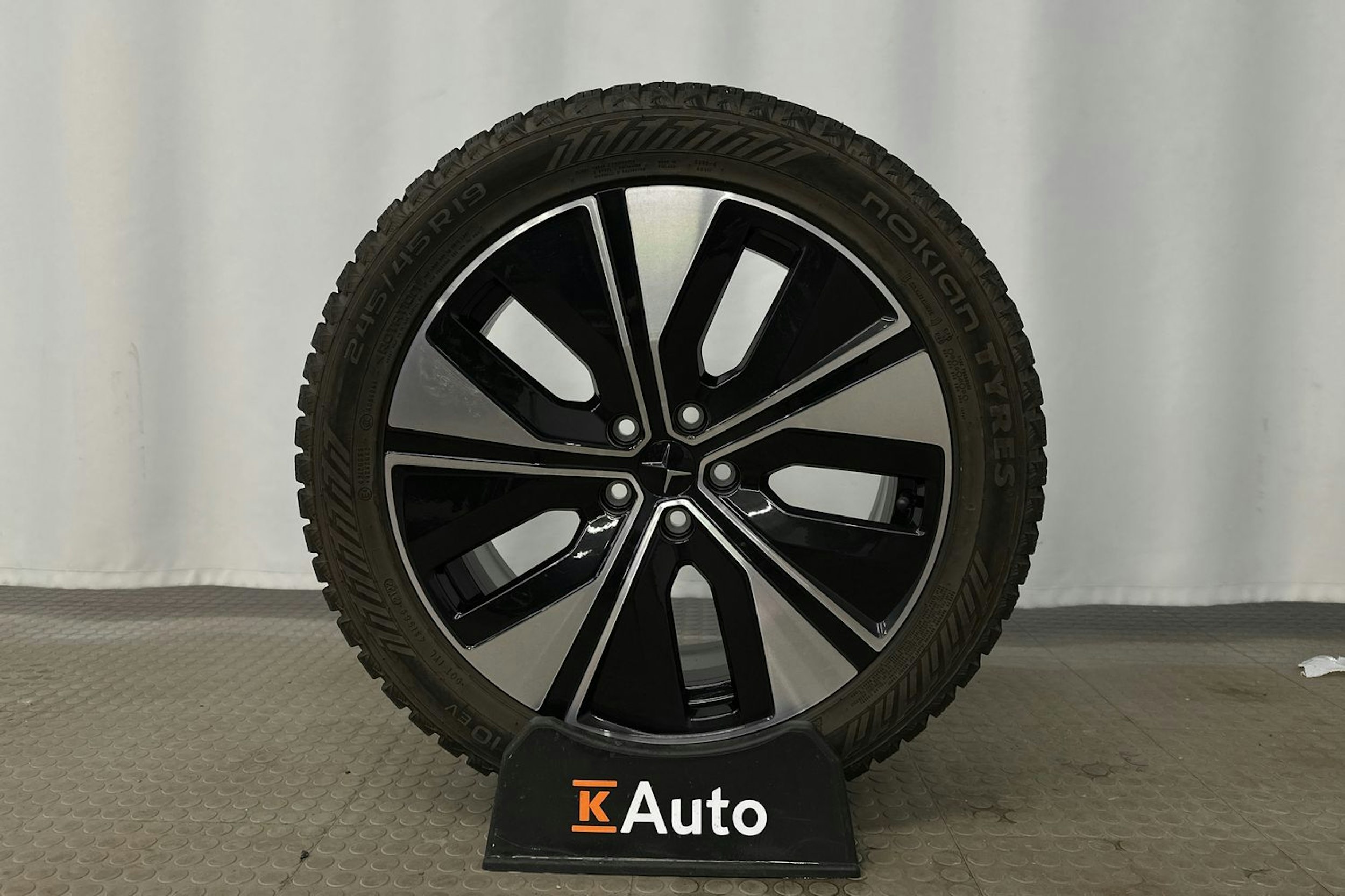 musta Polestar 2 2022 kuva 13.