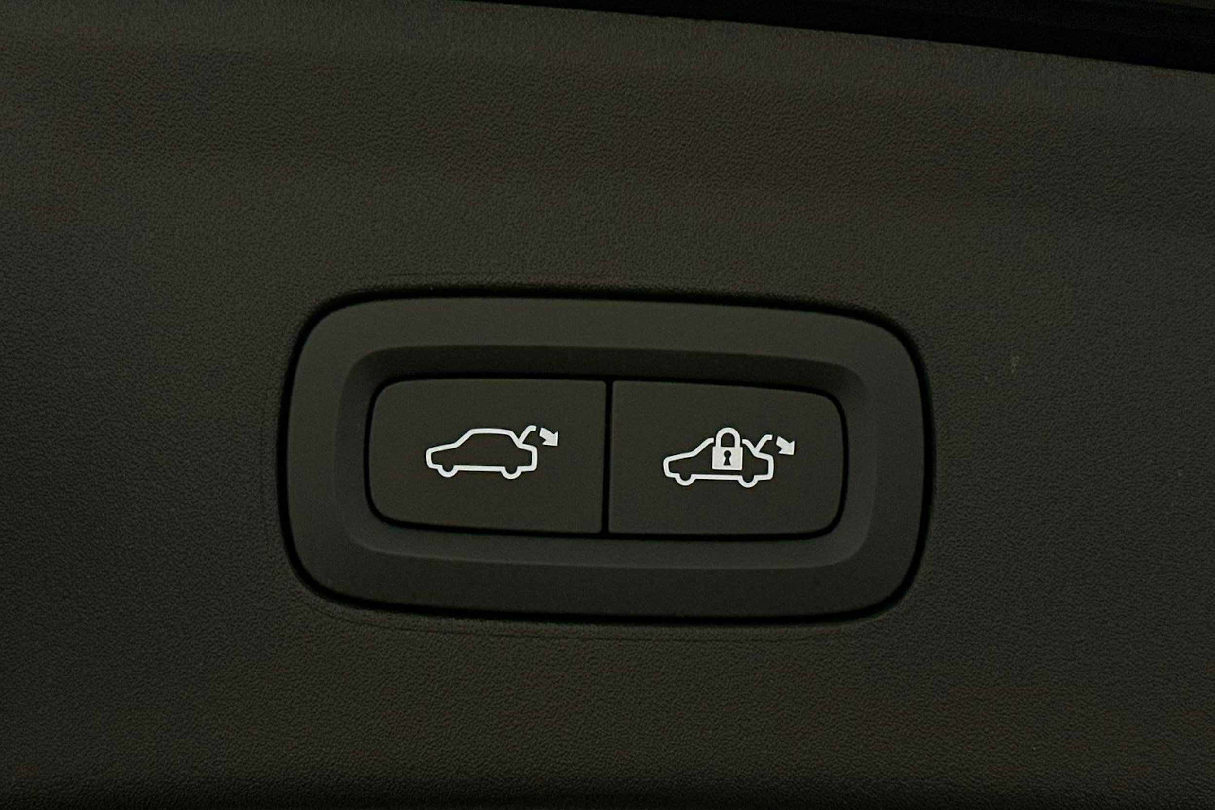 musta Polestar 2 2022 kuva 16.