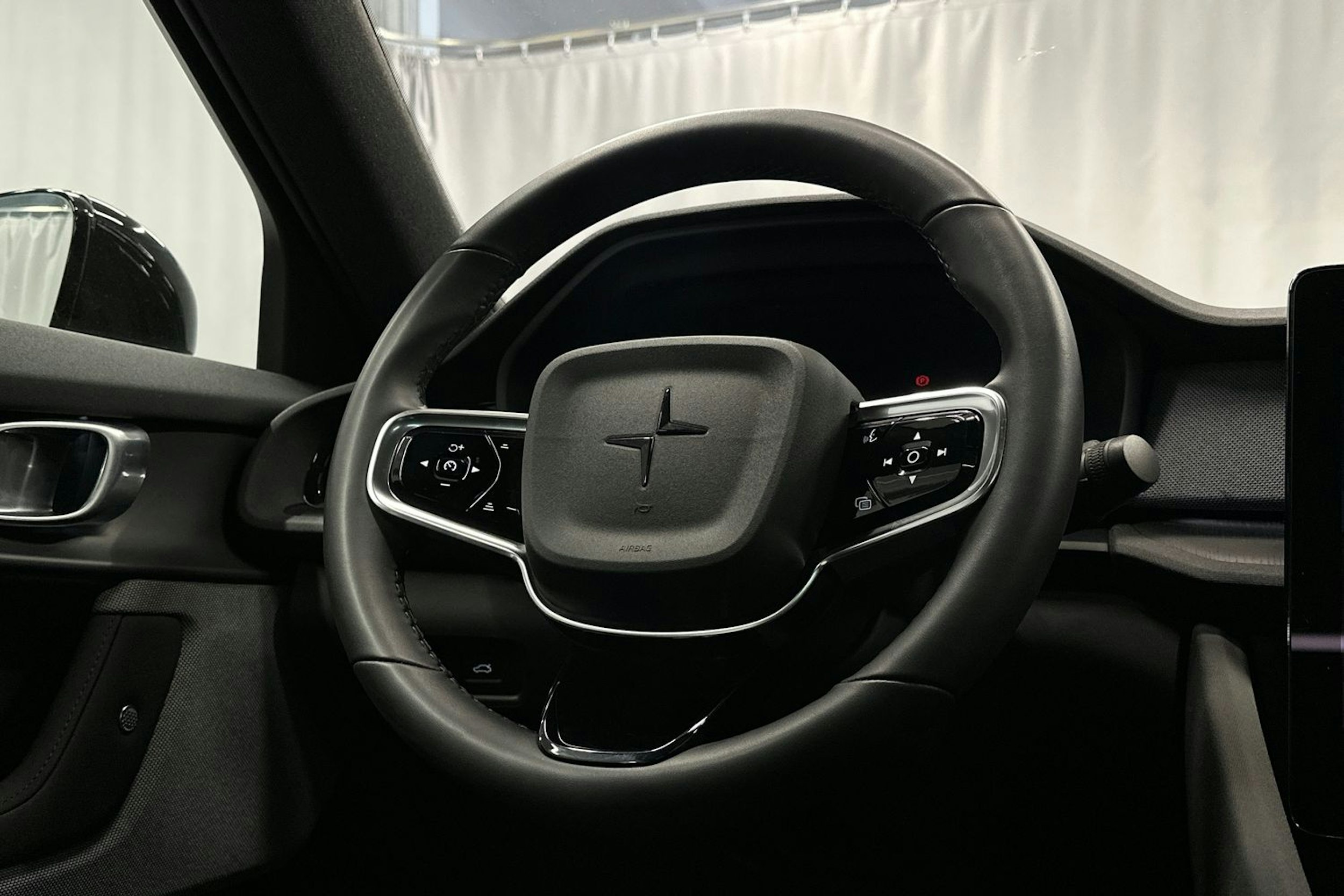 musta Polestar 2 2022 kuva 18.