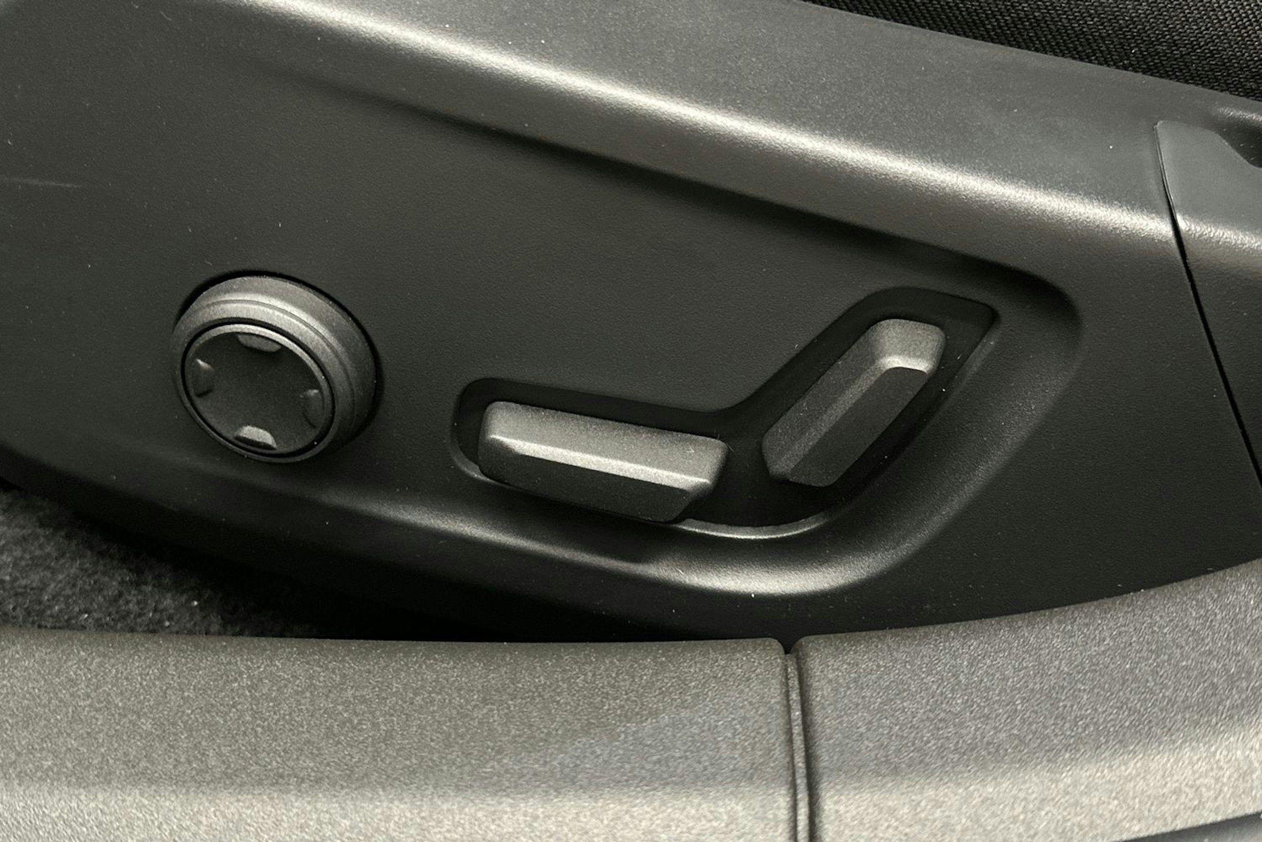 musta Polestar 2 2022 kuva 21.