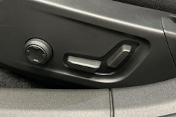 musta Polestar 2 2022 kuva 21.