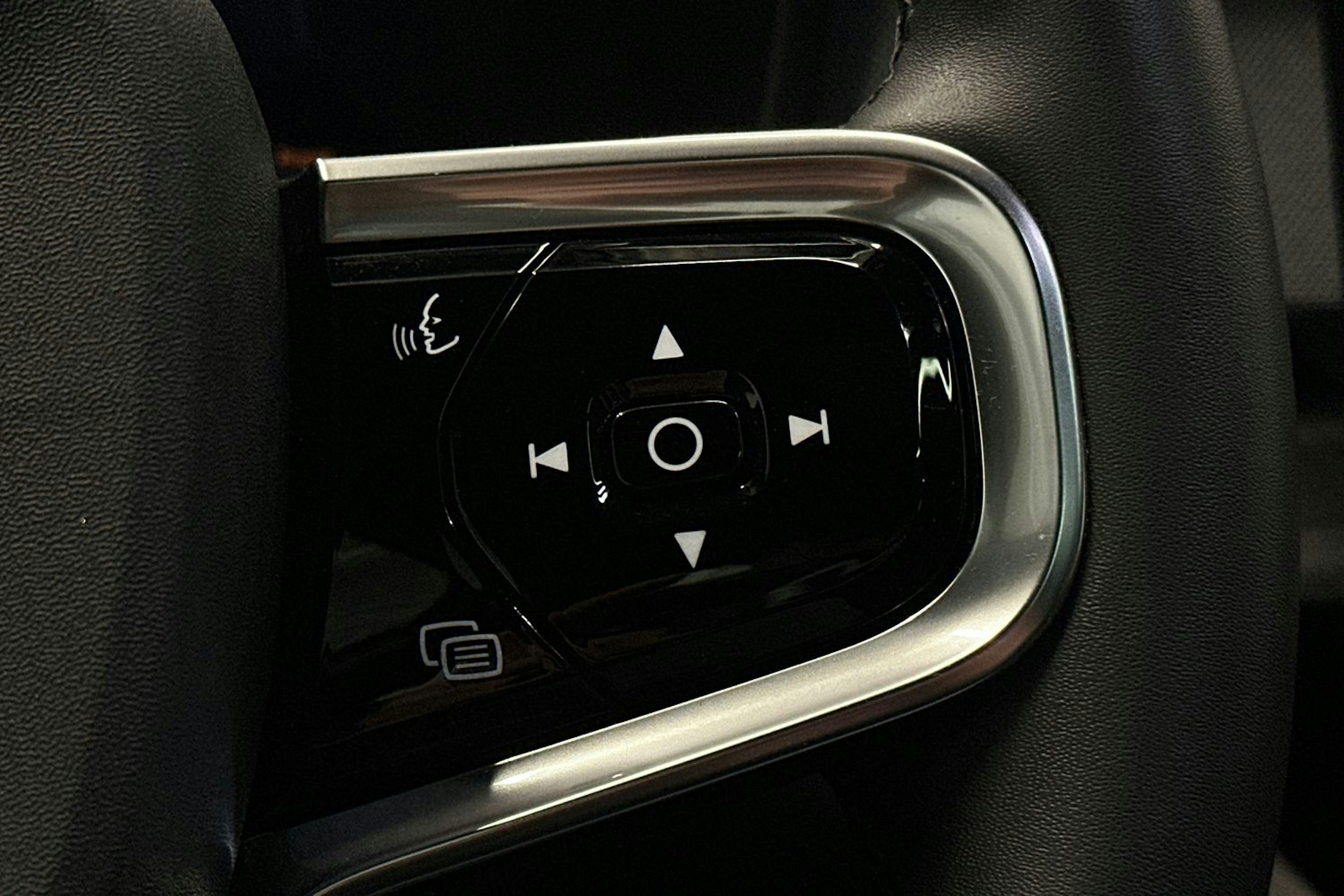 musta Polestar 2 2022 kuva 25.