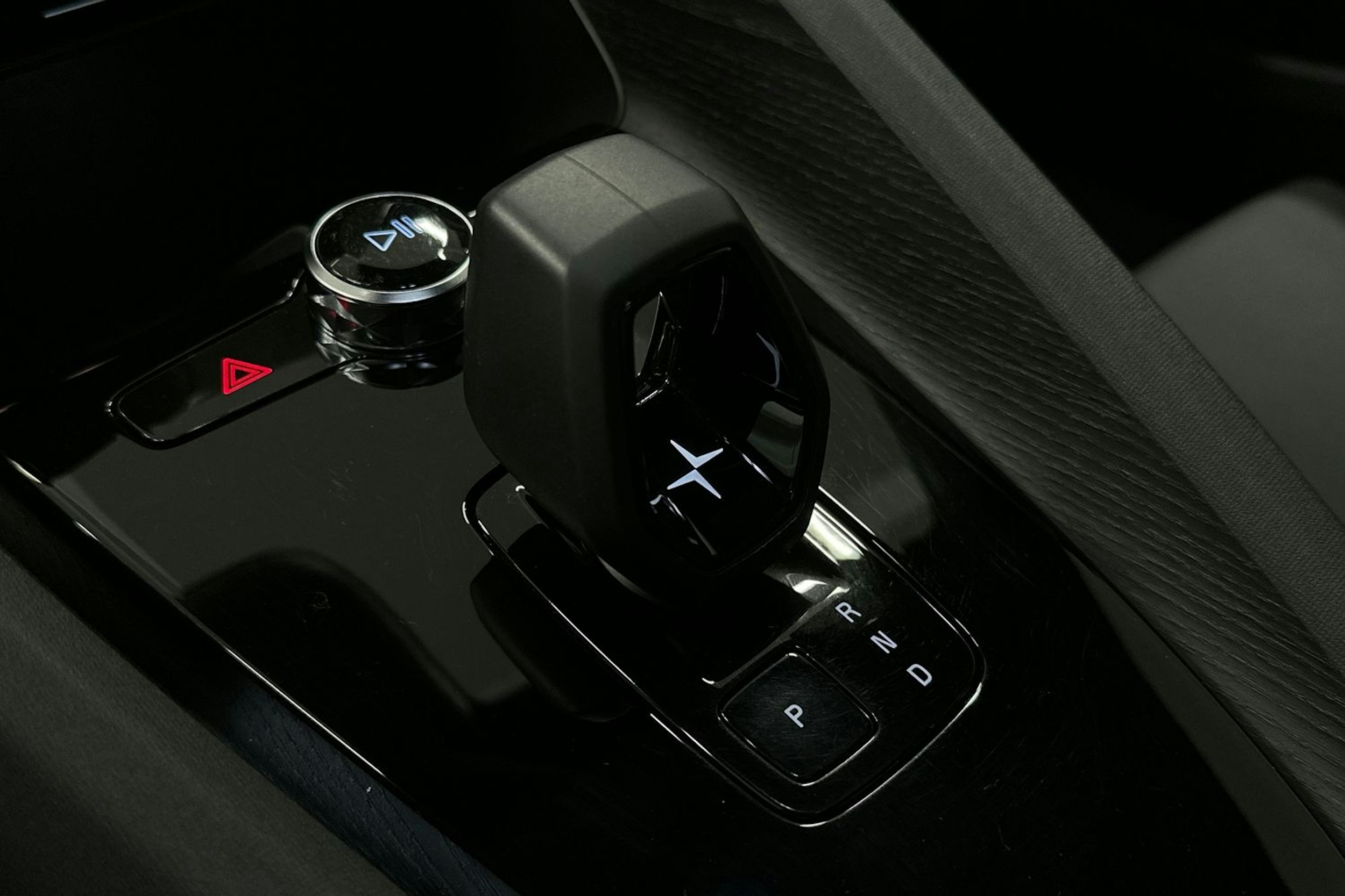 musta Polestar 2 2022 kuva 26.