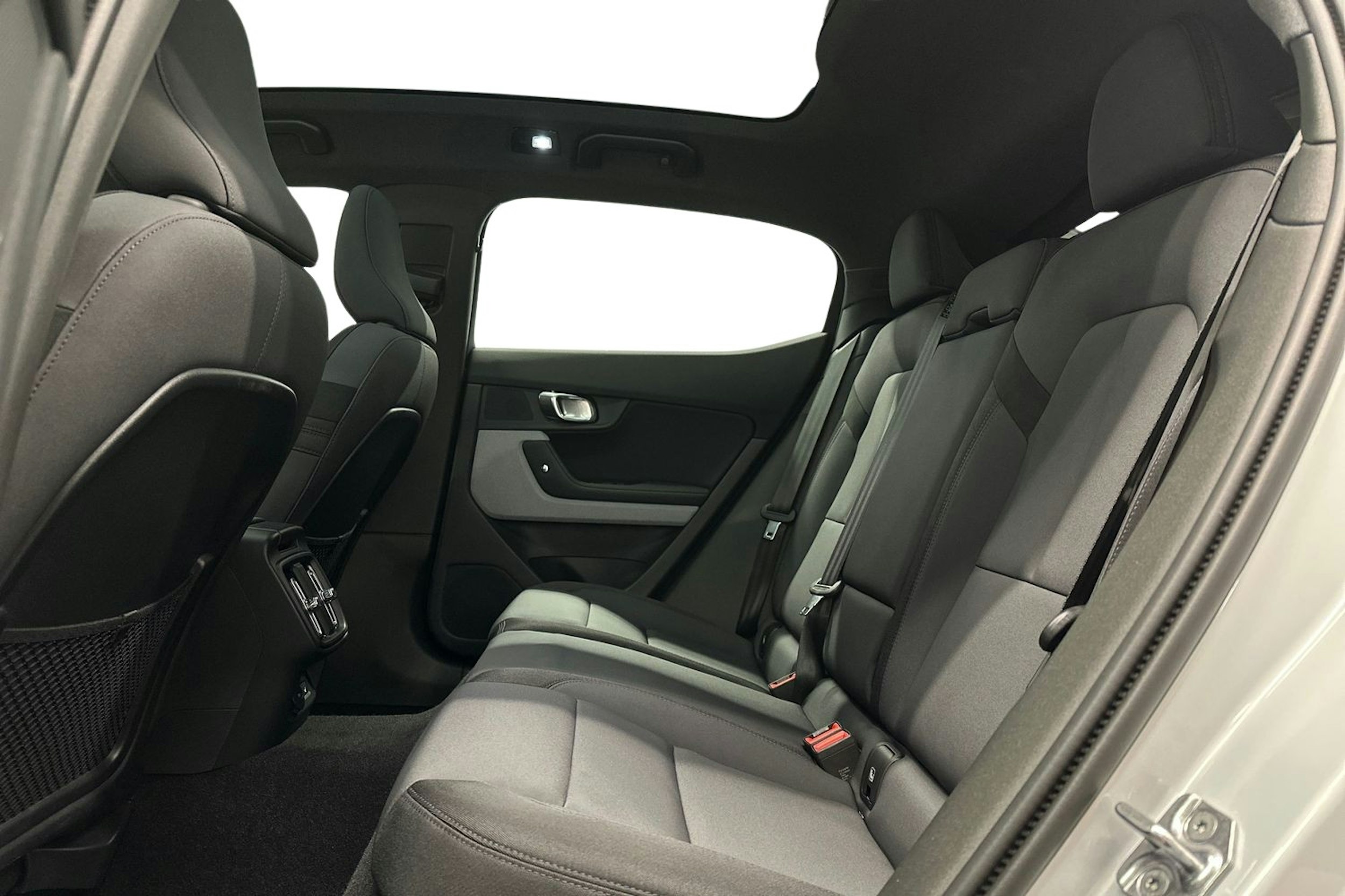 harmaa Polestar 2 2022 kuva 8.