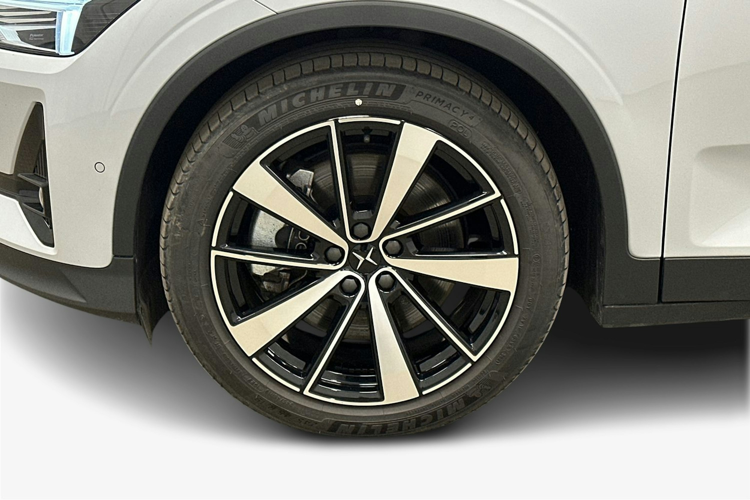 harmaa Polestar 2 2022 kuva 9.