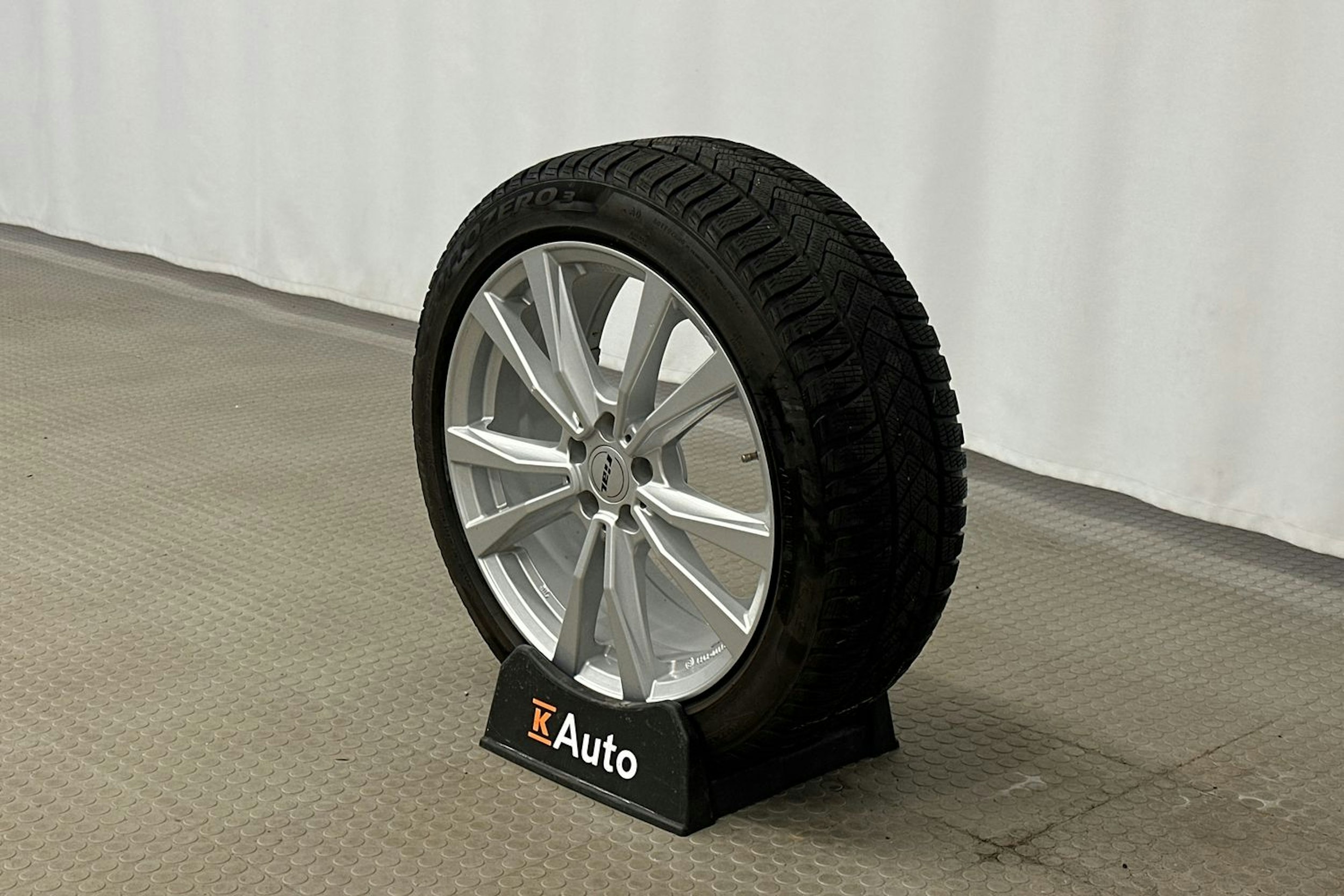 harmaa Polestar 2 2022 kuva 10.