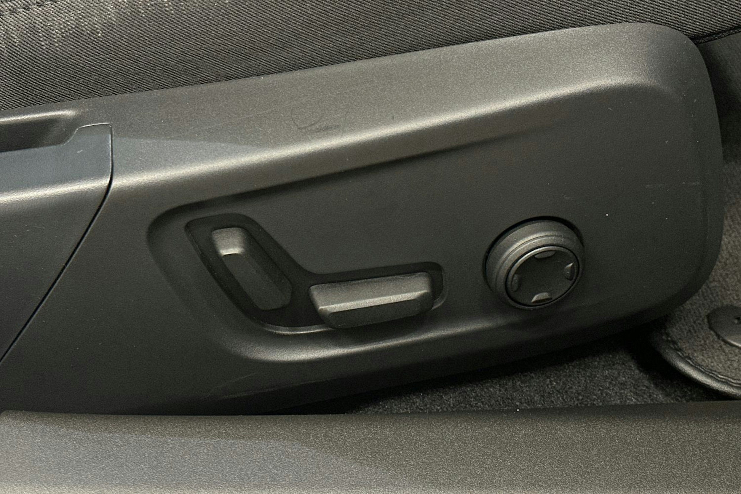 harmaa Polestar 2 2022 kuva 16.