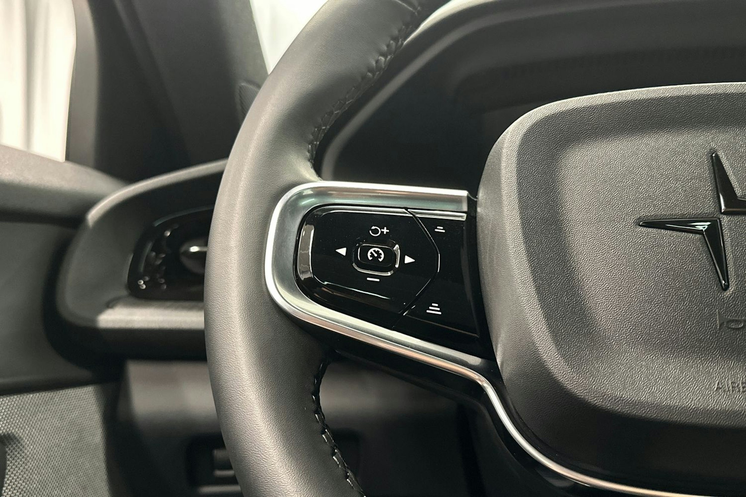 harmaa Polestar 2 2022 kuva 18.
