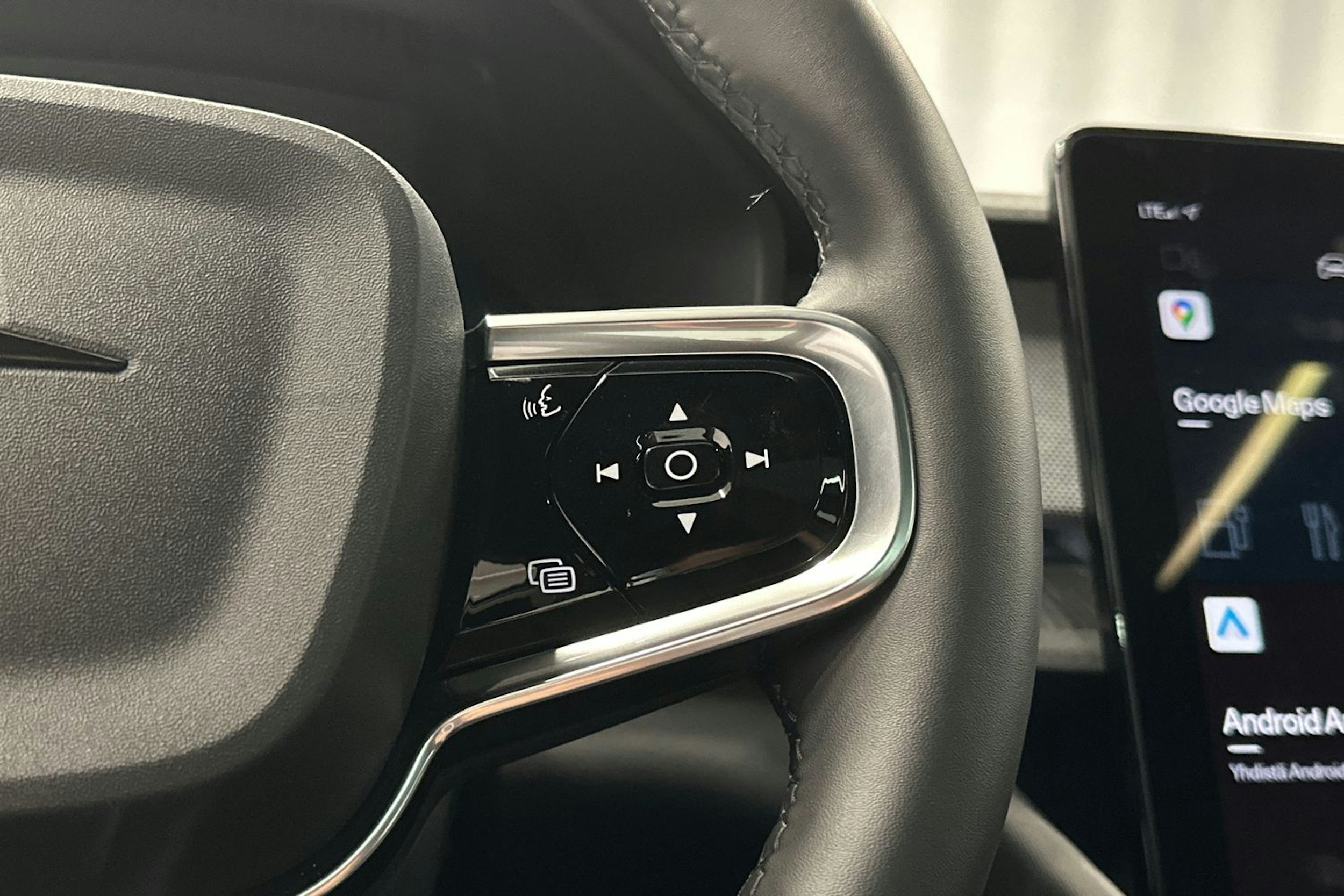 harmaa Polestar 2 2022 kuva 19.