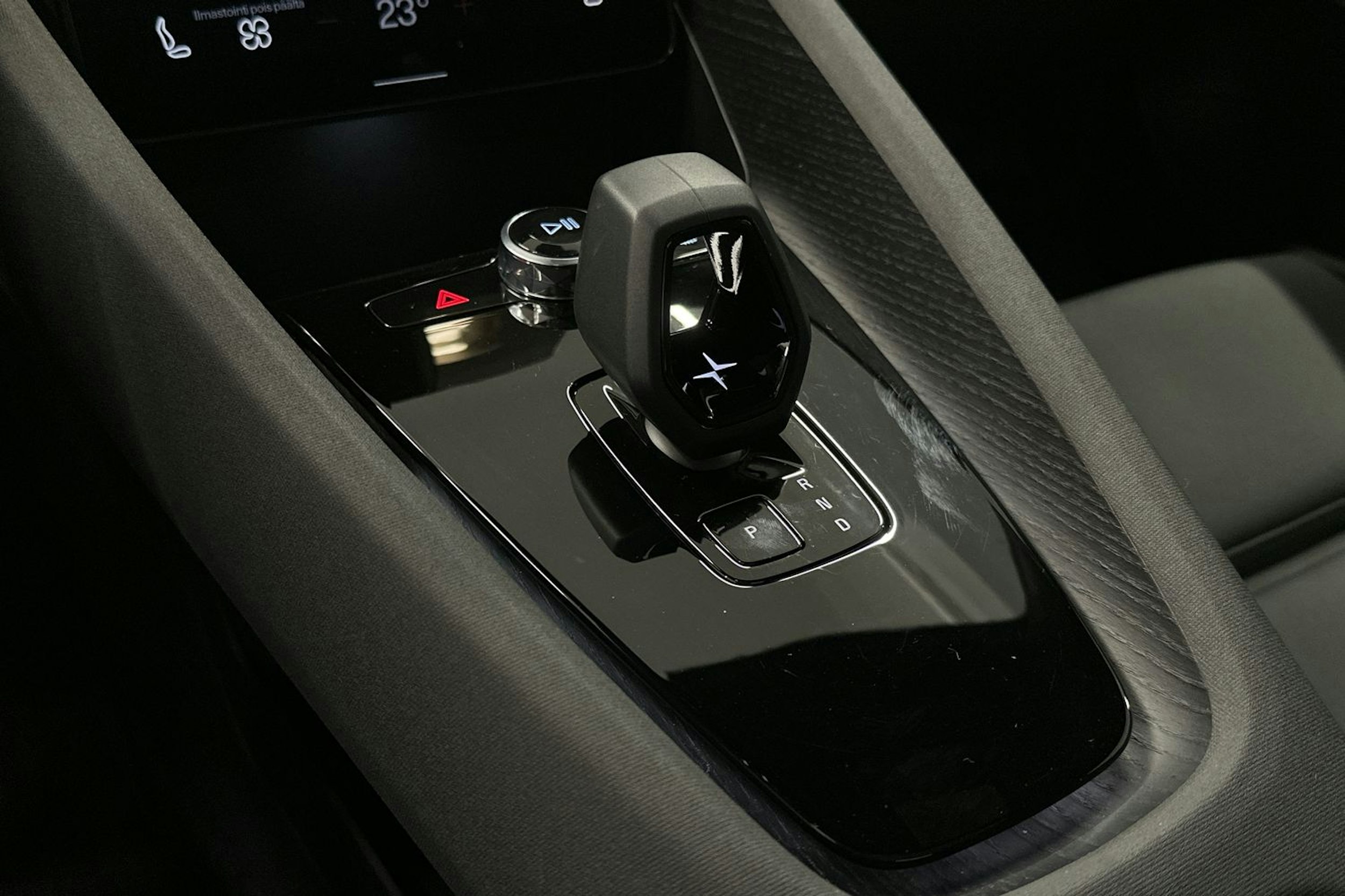 harmaa Polestar 2 2022 kuva 21.