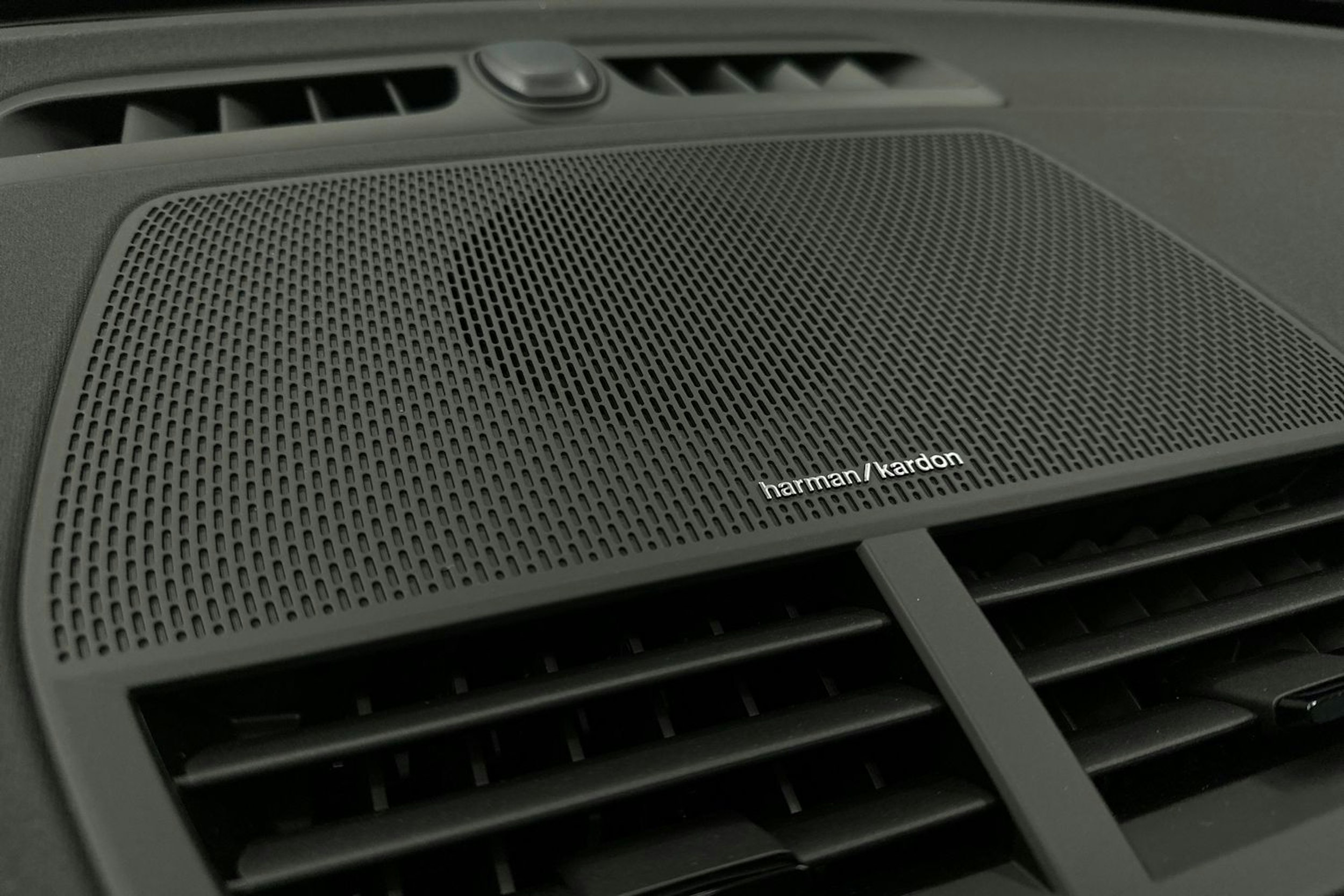 harmaa Polestar 2 2022 kuva 32.