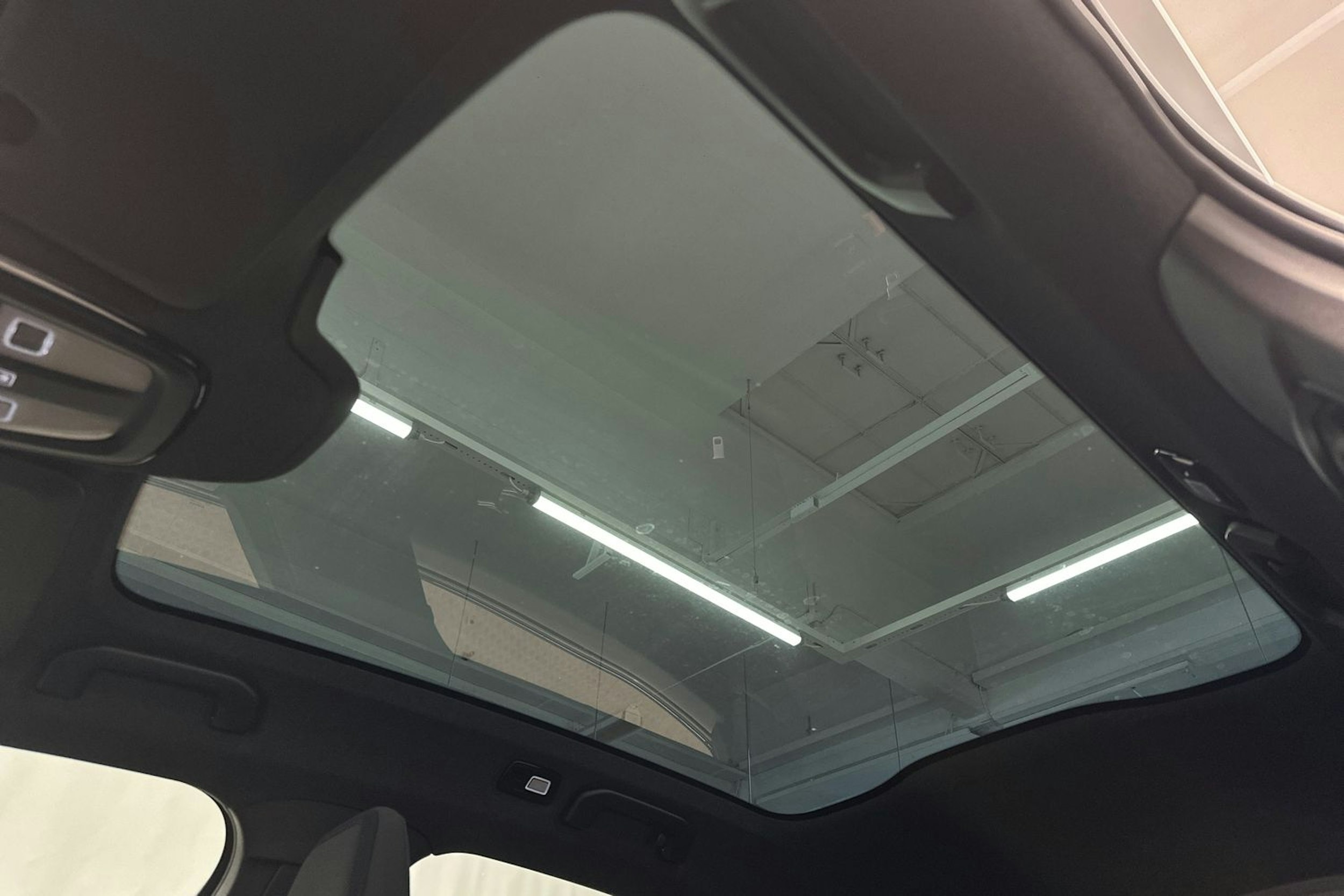 harmaa Polestar 2 2022 kuva 33.