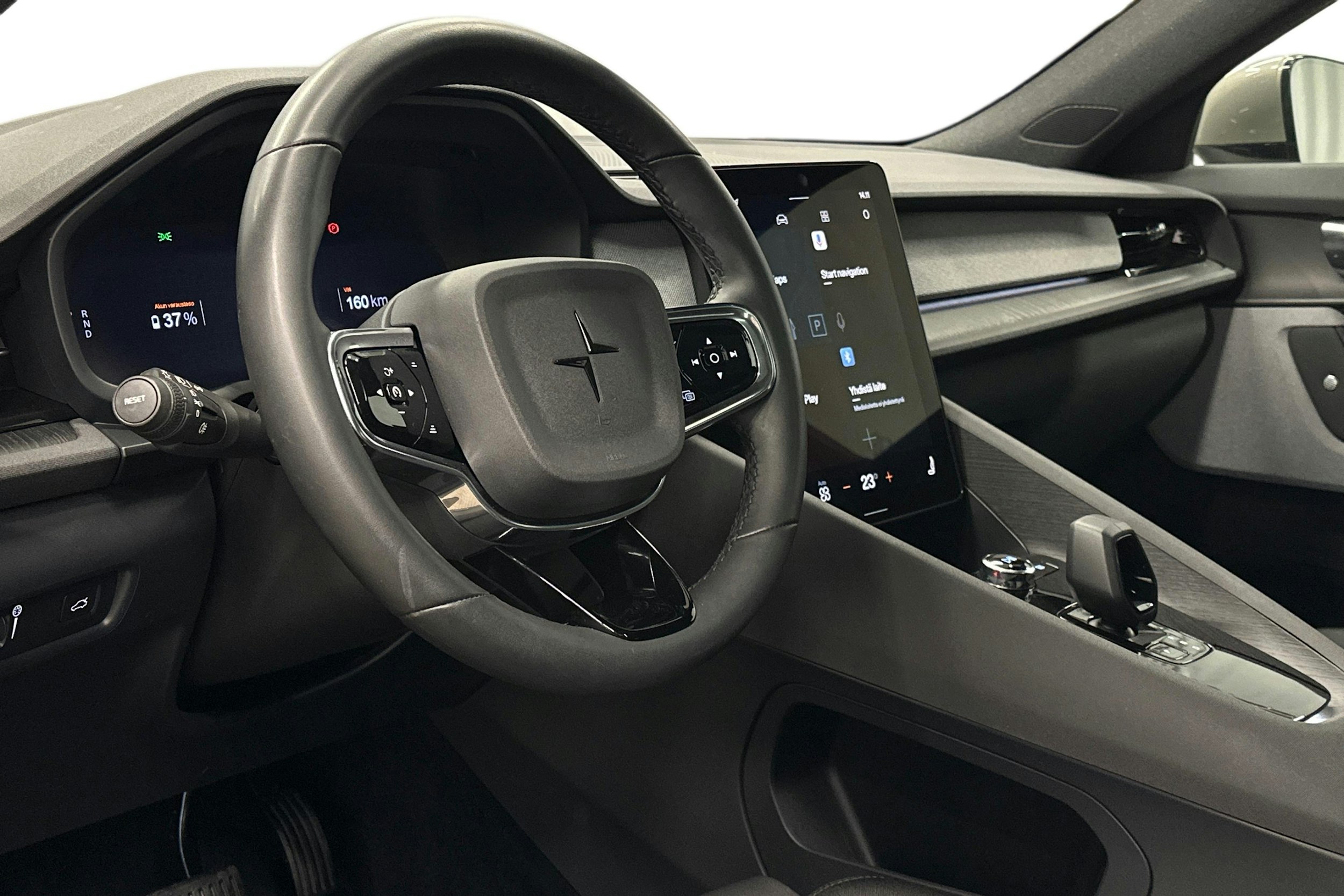 harmaa Polestar 2 2022 kuva 7.