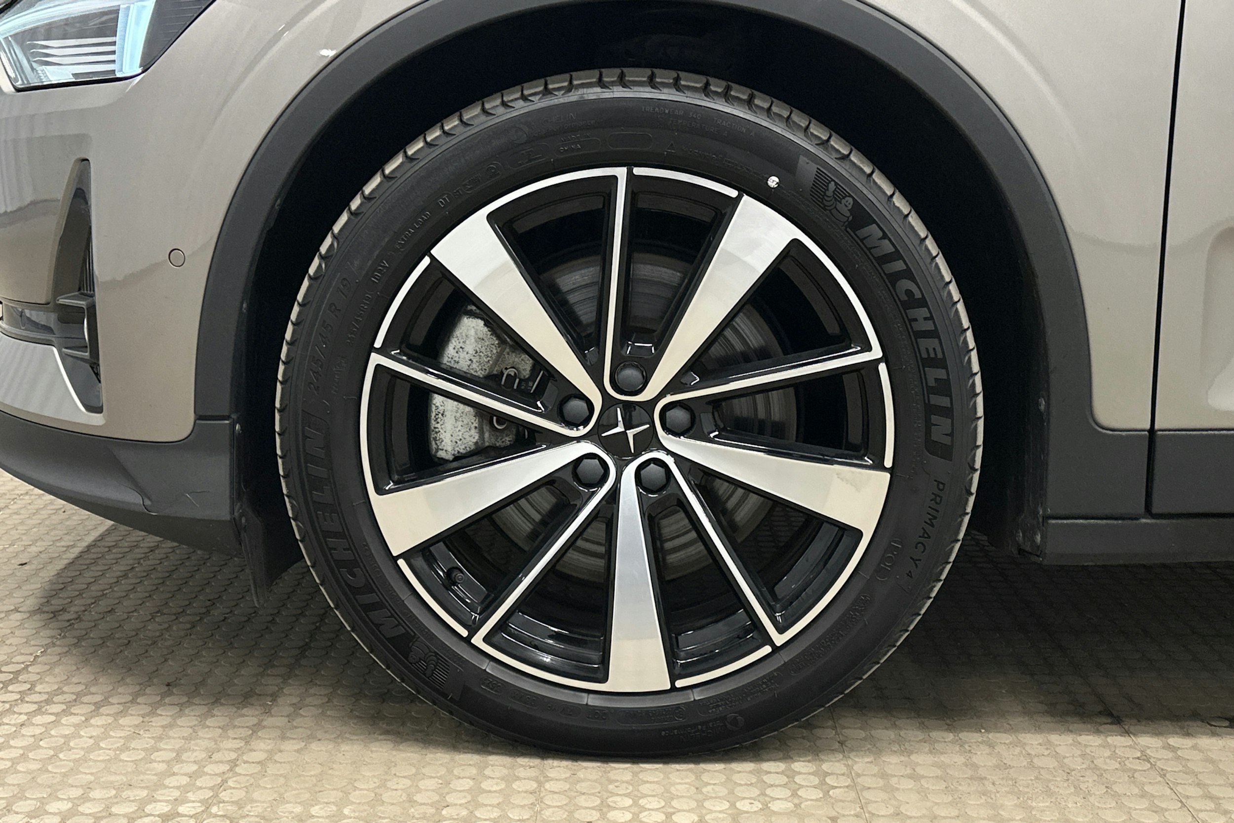 harmaa Polestar 2 2022 kuva 11.