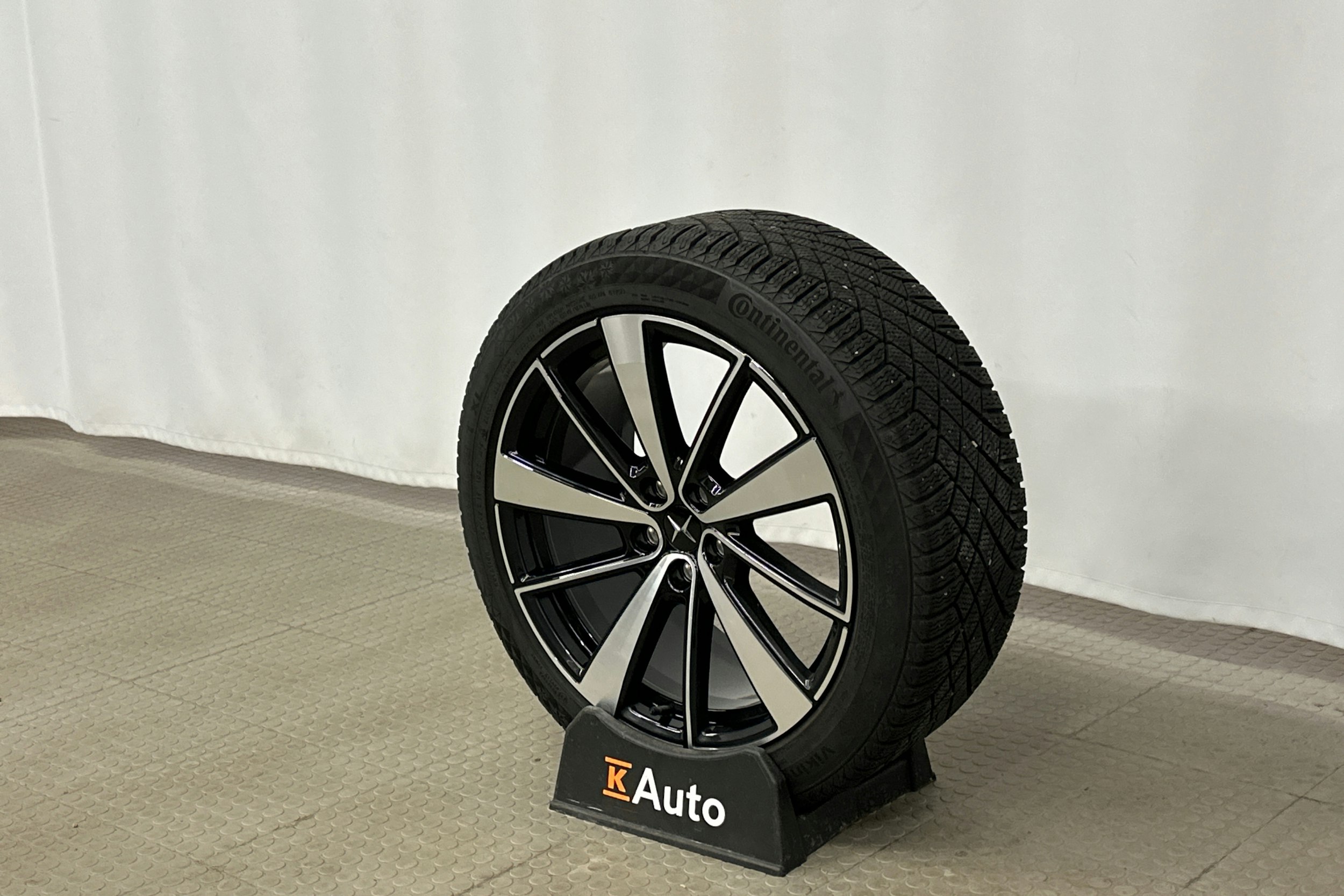 harmaa Polestar 2 2022 kuva 13.