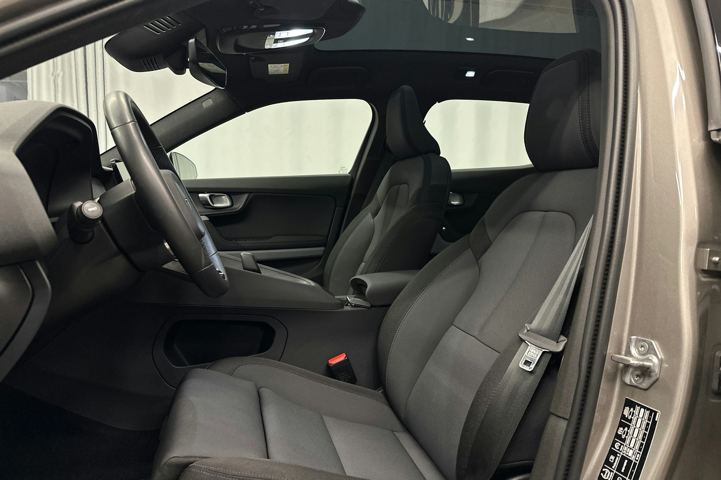 harmaa Polestar 2 2022 kuva 18.