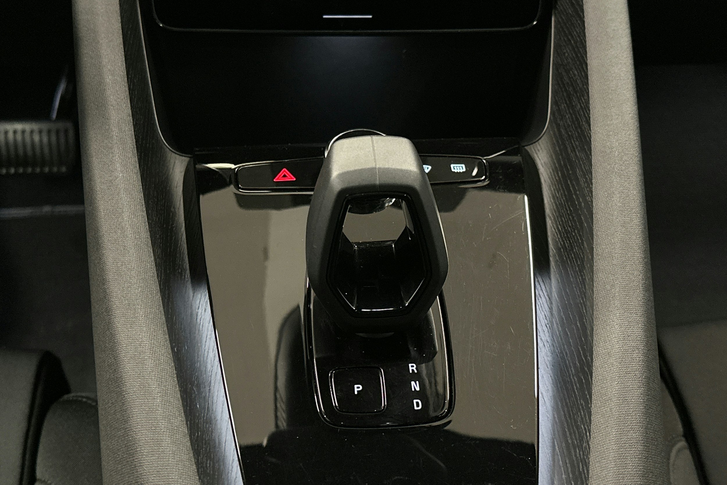 harmaa Polestar 2 2022 kuva 21.
