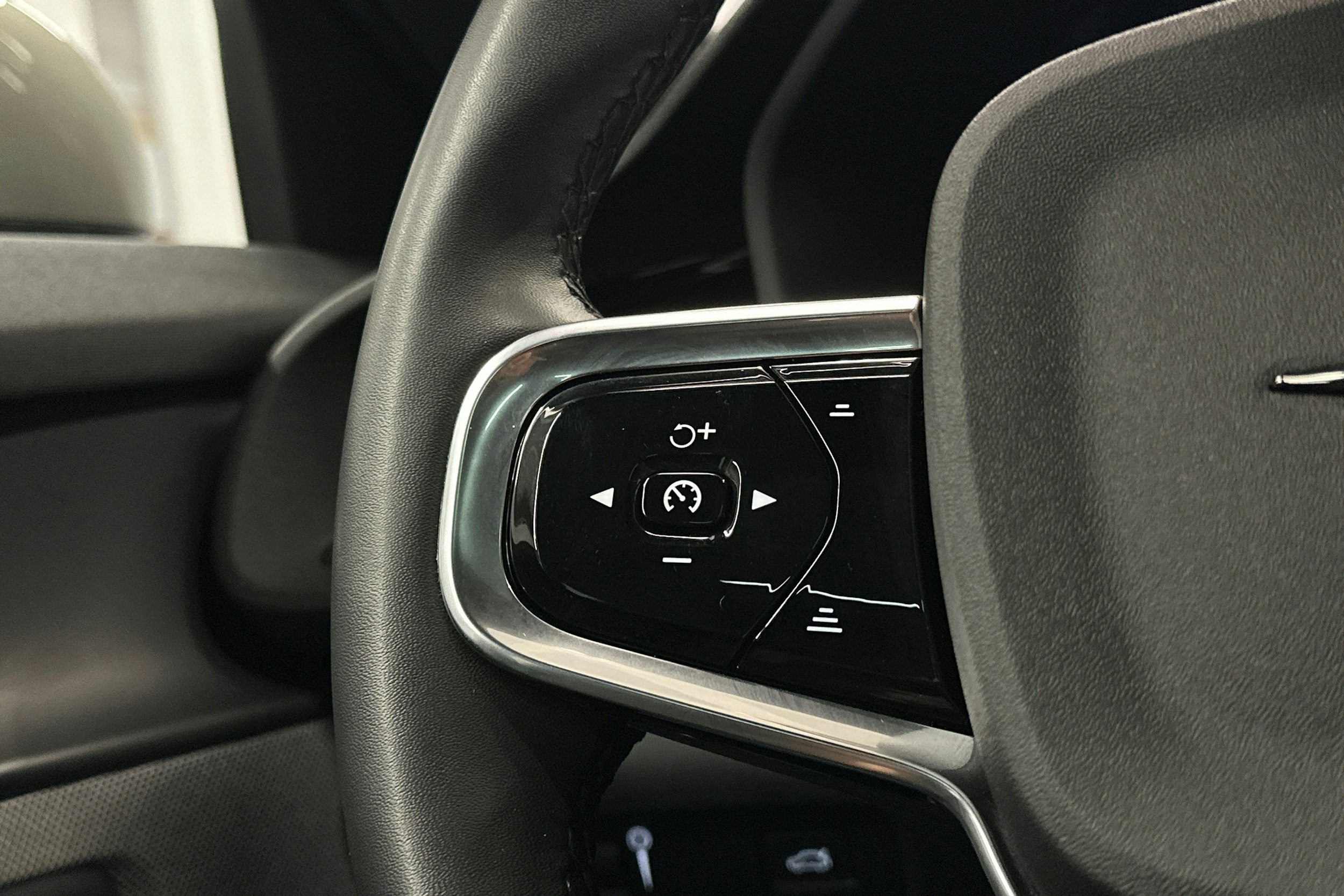 harmaa Polestar 2 2022 kuva 25.