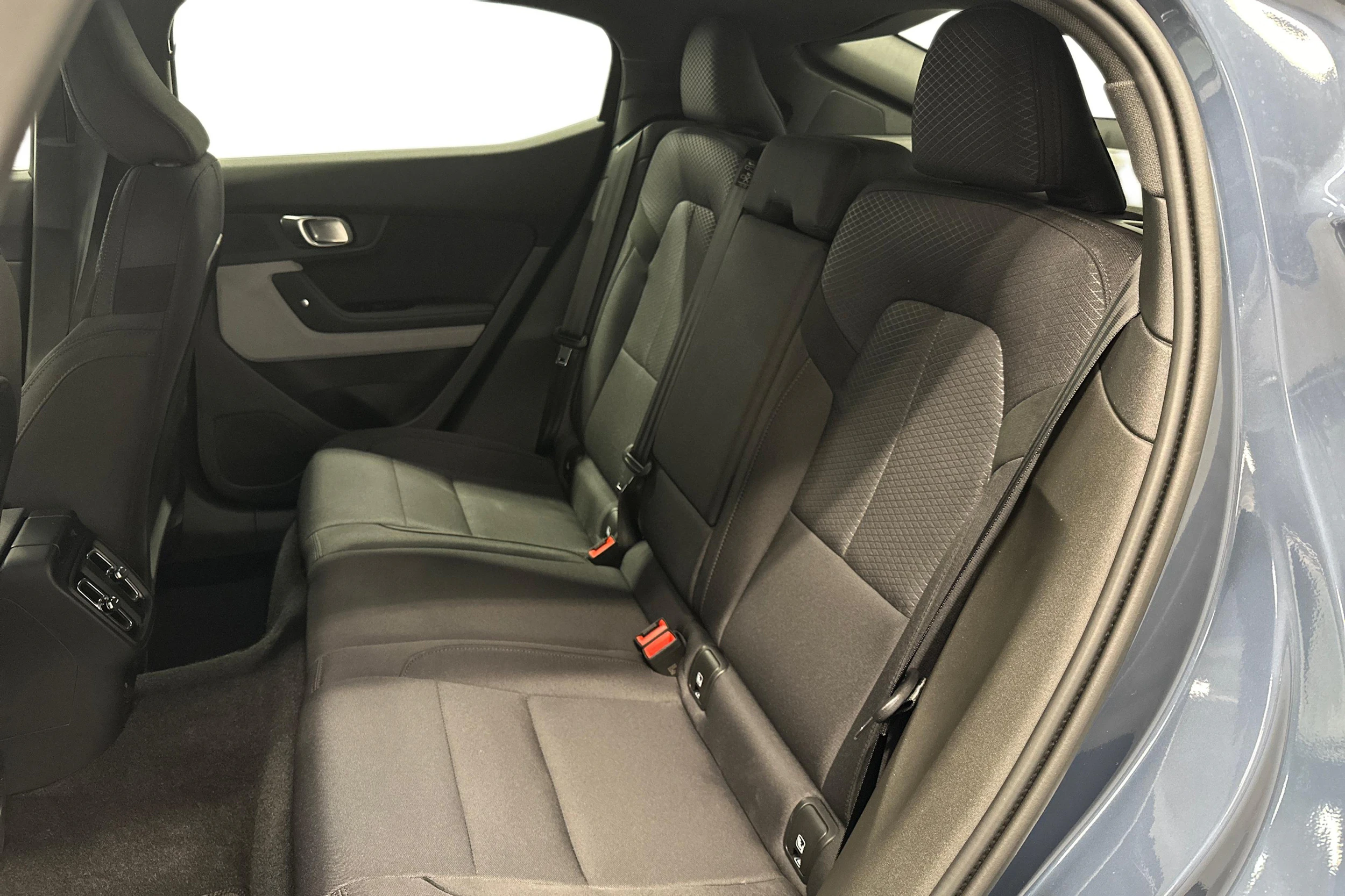 sininen Polestar 2 2022 kuva 8.