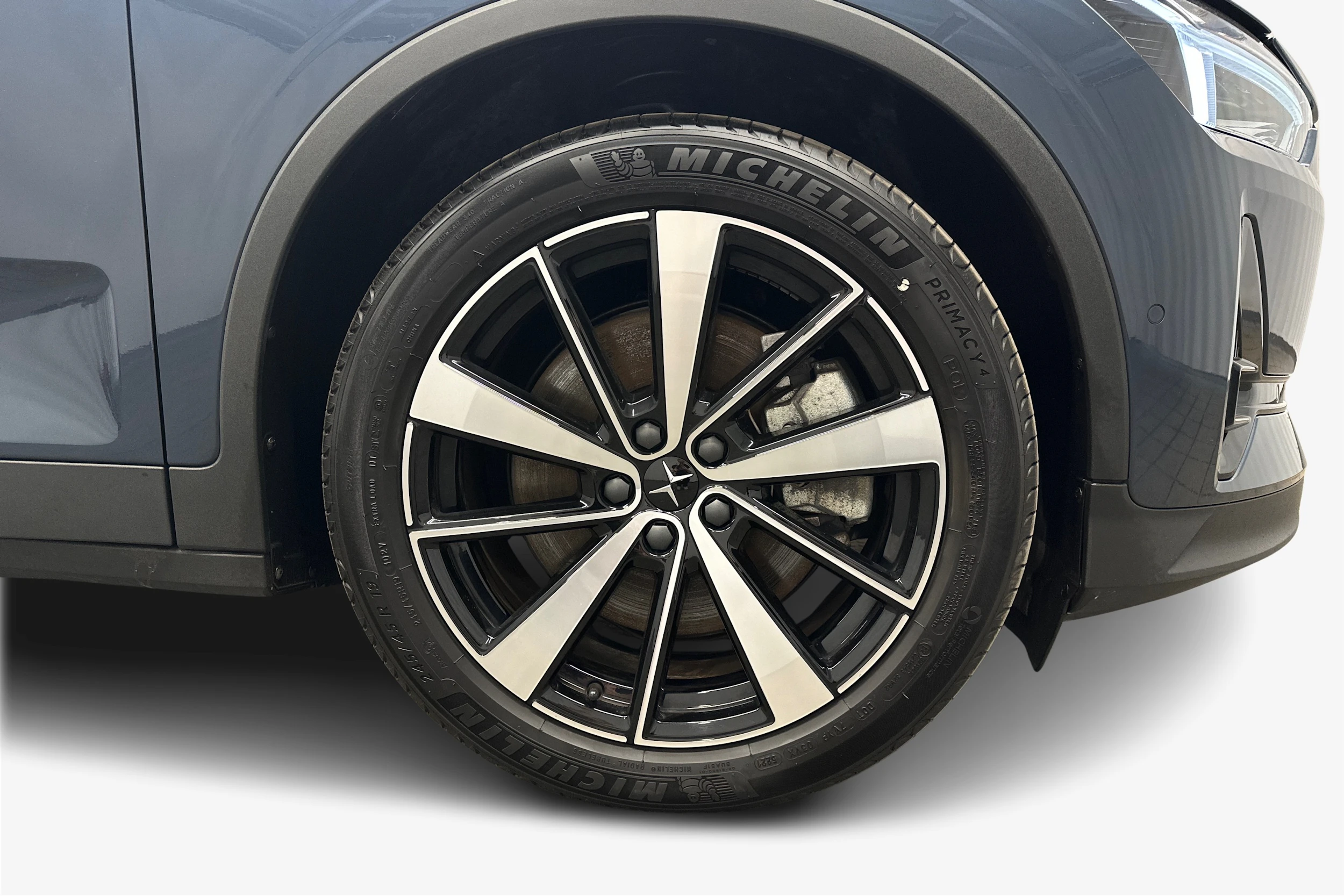 sininen Polestar 2 2022 kuva 9.