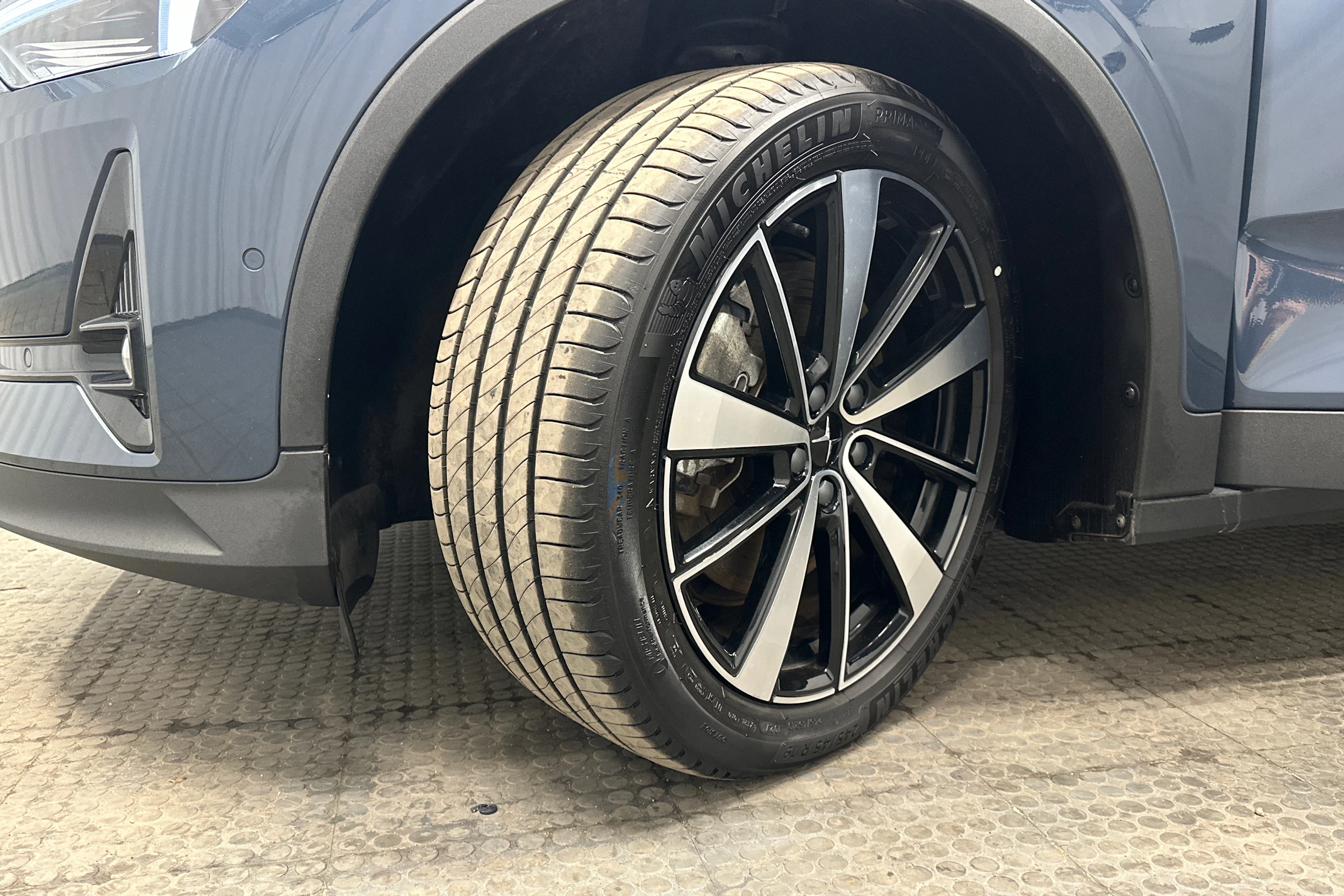 sininen Polestar 2 2022 kuva 10.