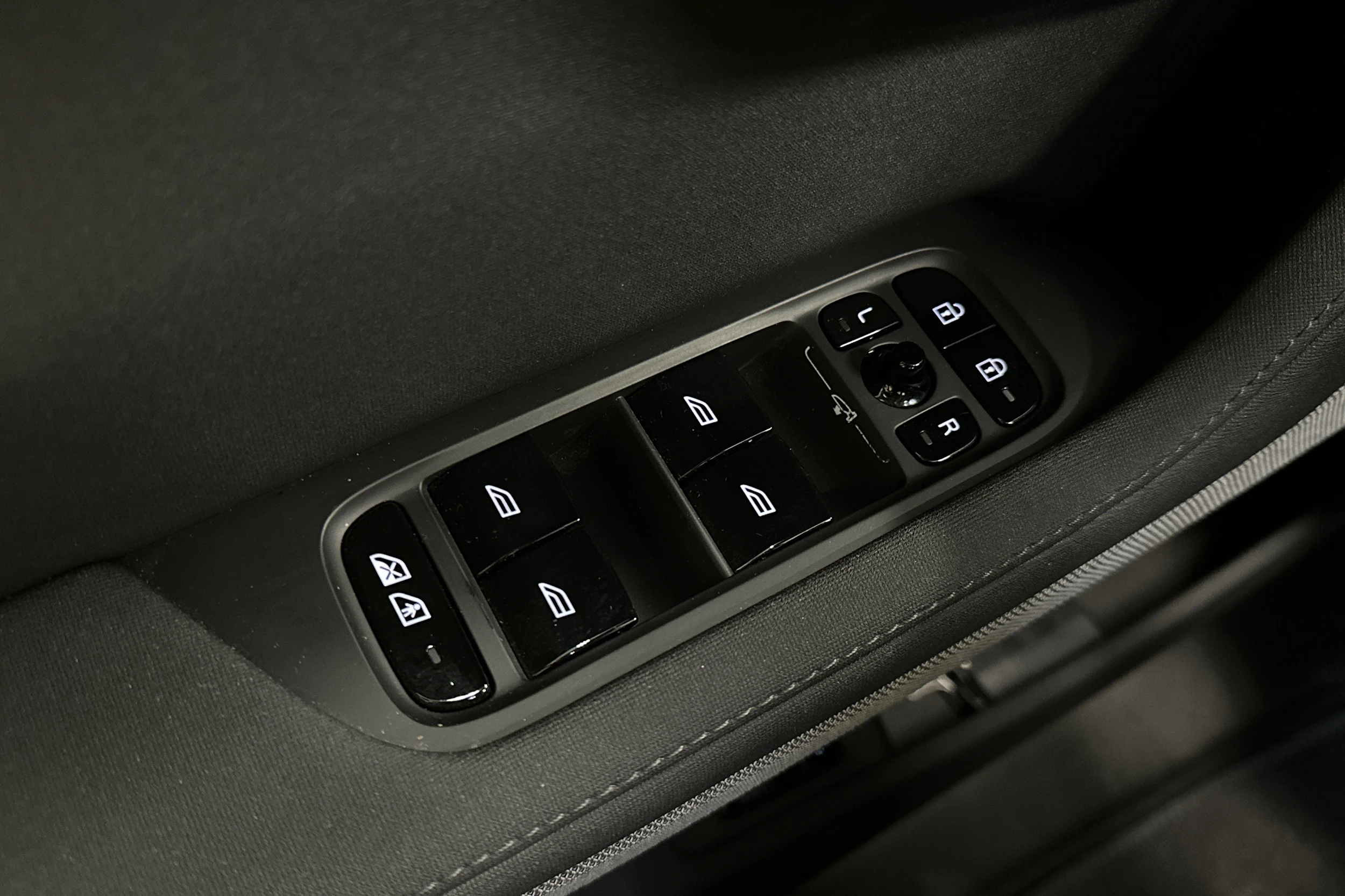 sininen Polestar 2 2022 kuva 15.