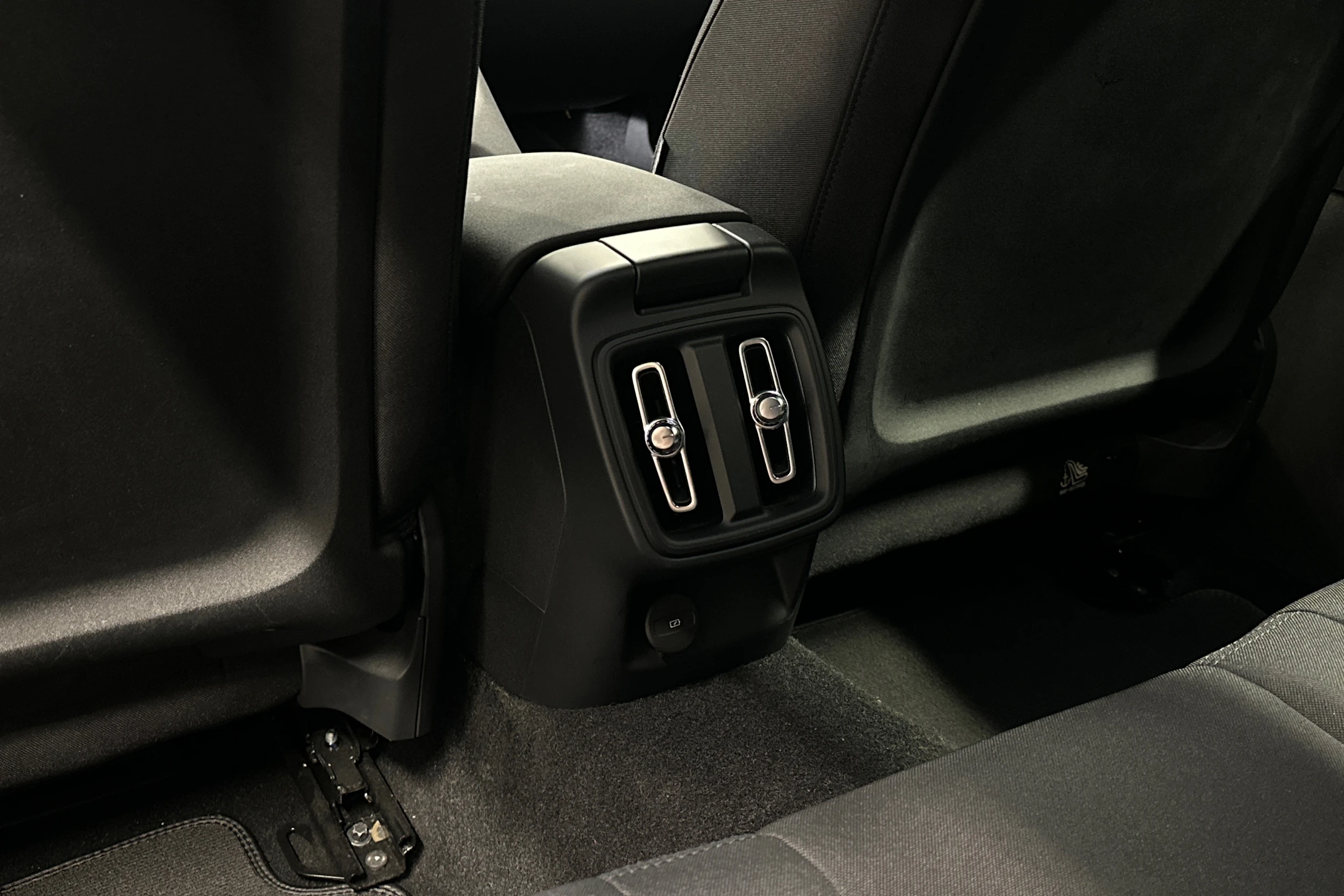sininen Polestar 2 2022 kuva 33.