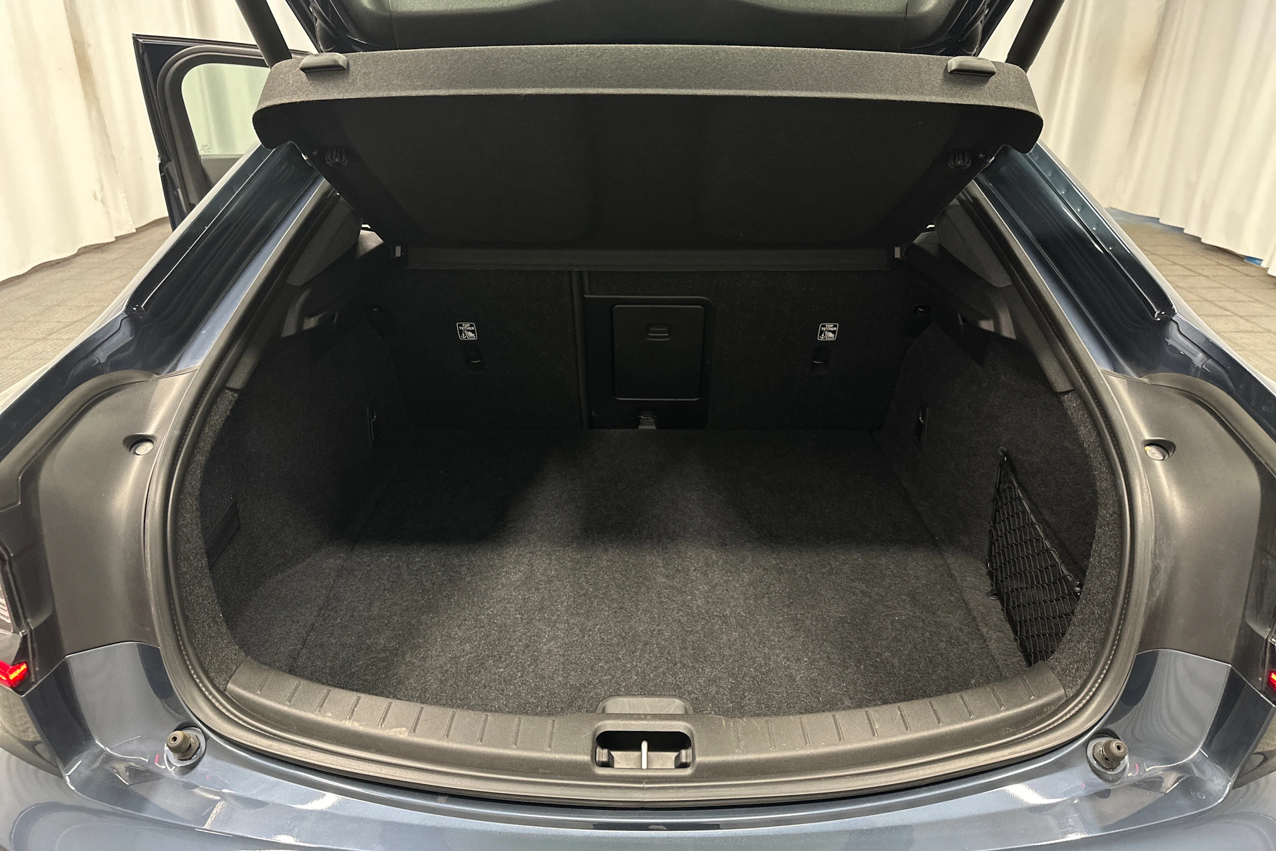 sininen Polestar 2 2022 kuva 34.