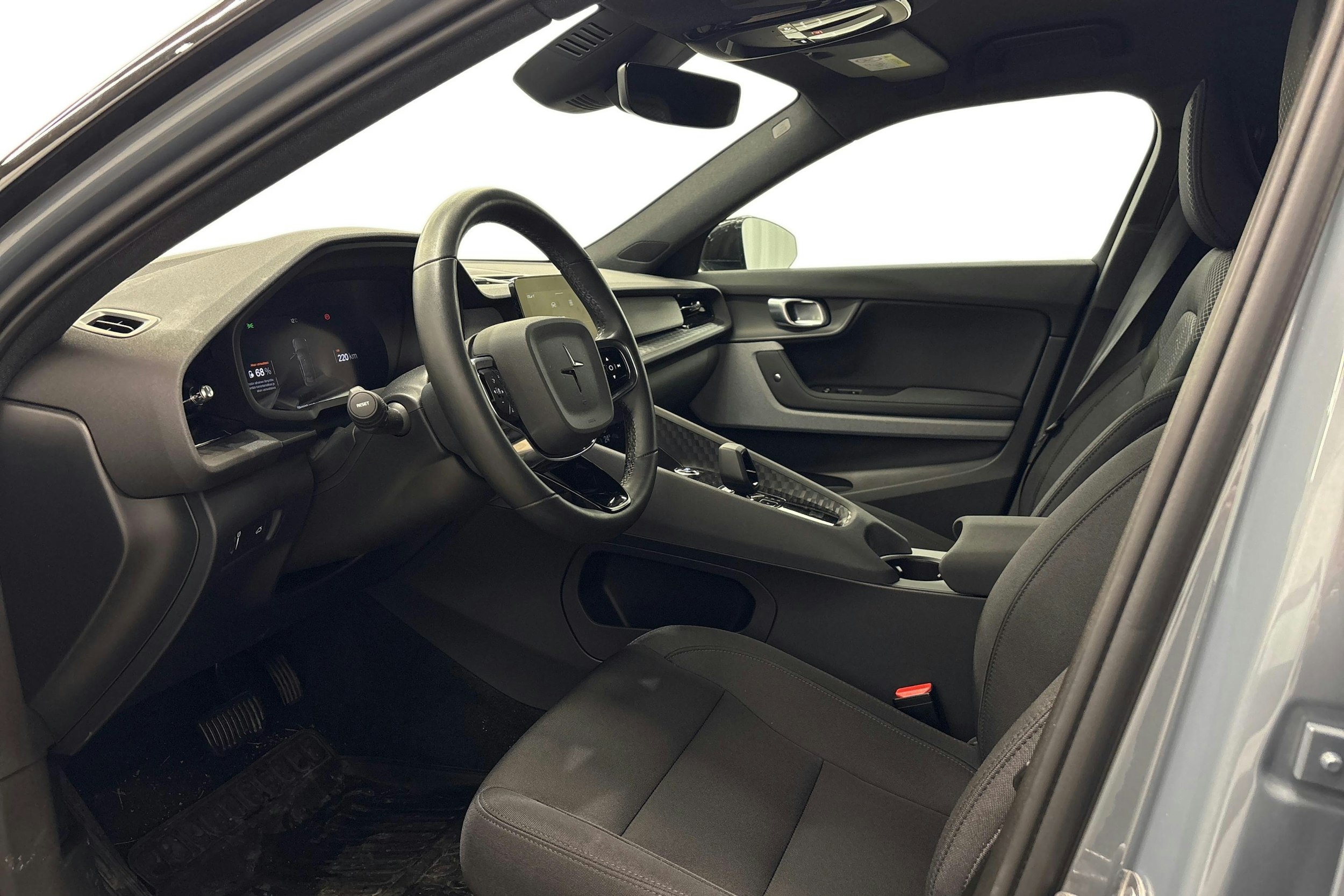 harmaa Polestar 2 2022 kuva 3.