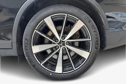 musta Polestar 2 2022 kuva 9.
