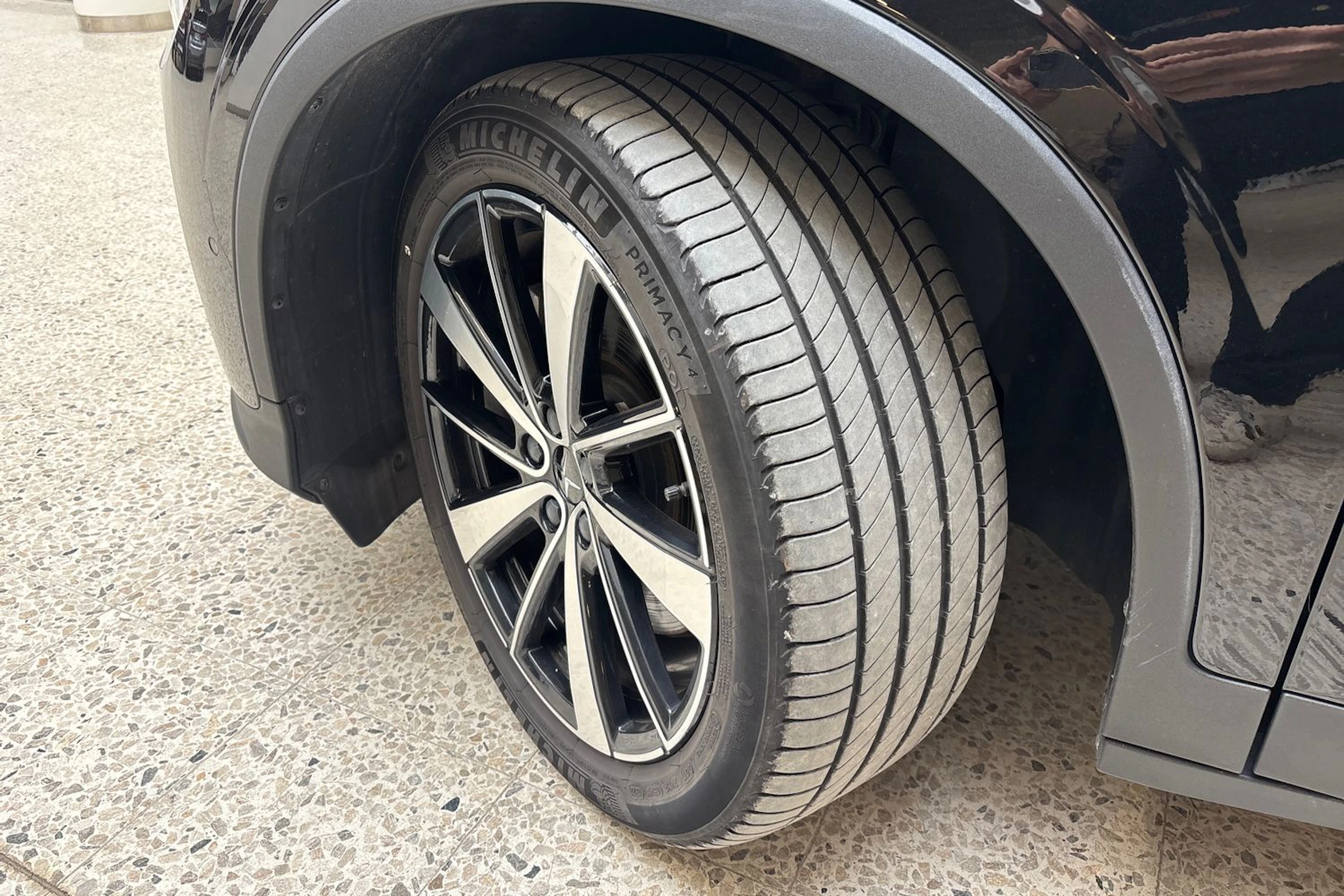 musta Polestar 2 2022 kuva 10.