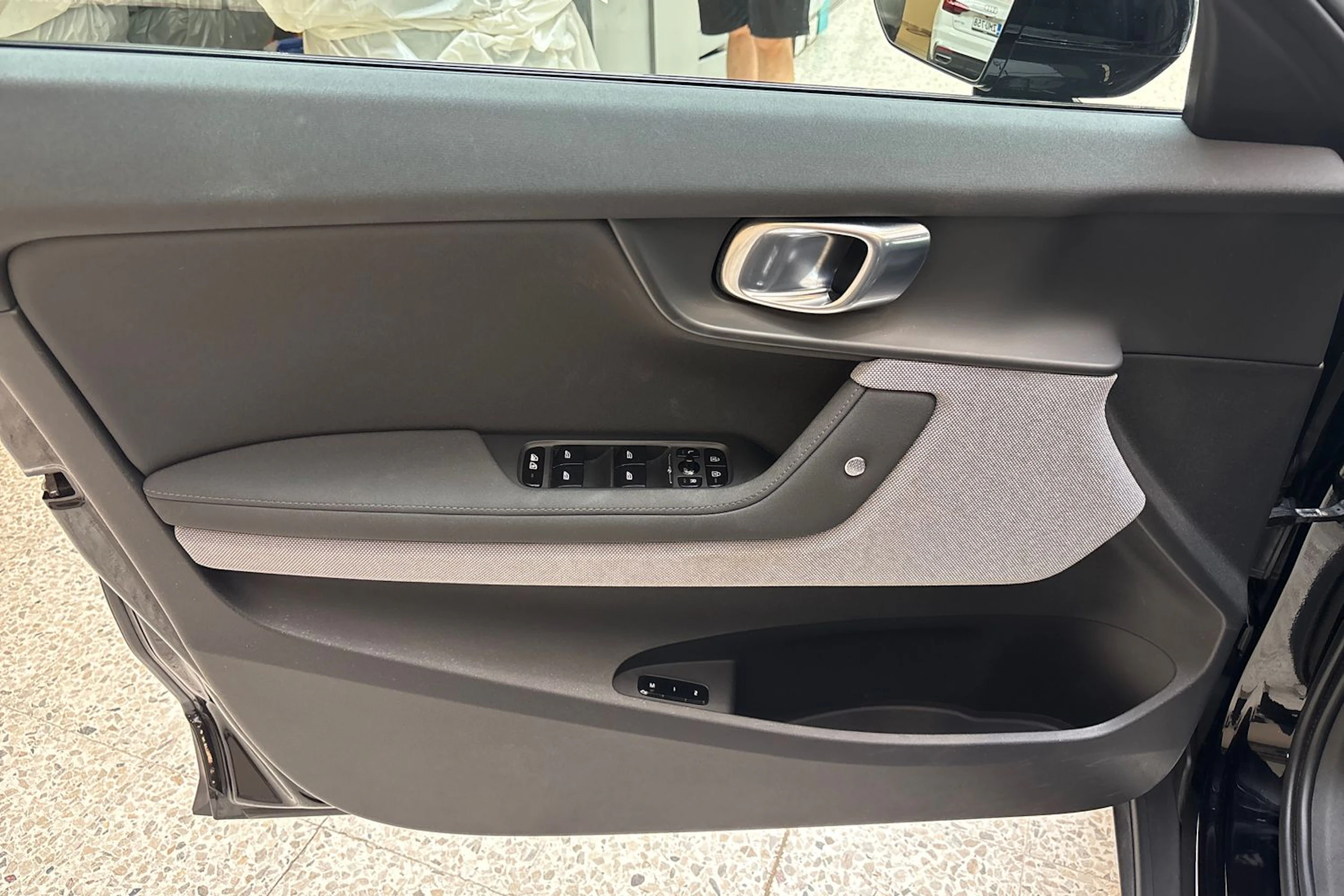 musta Polestar 2 2022 kuva 17.