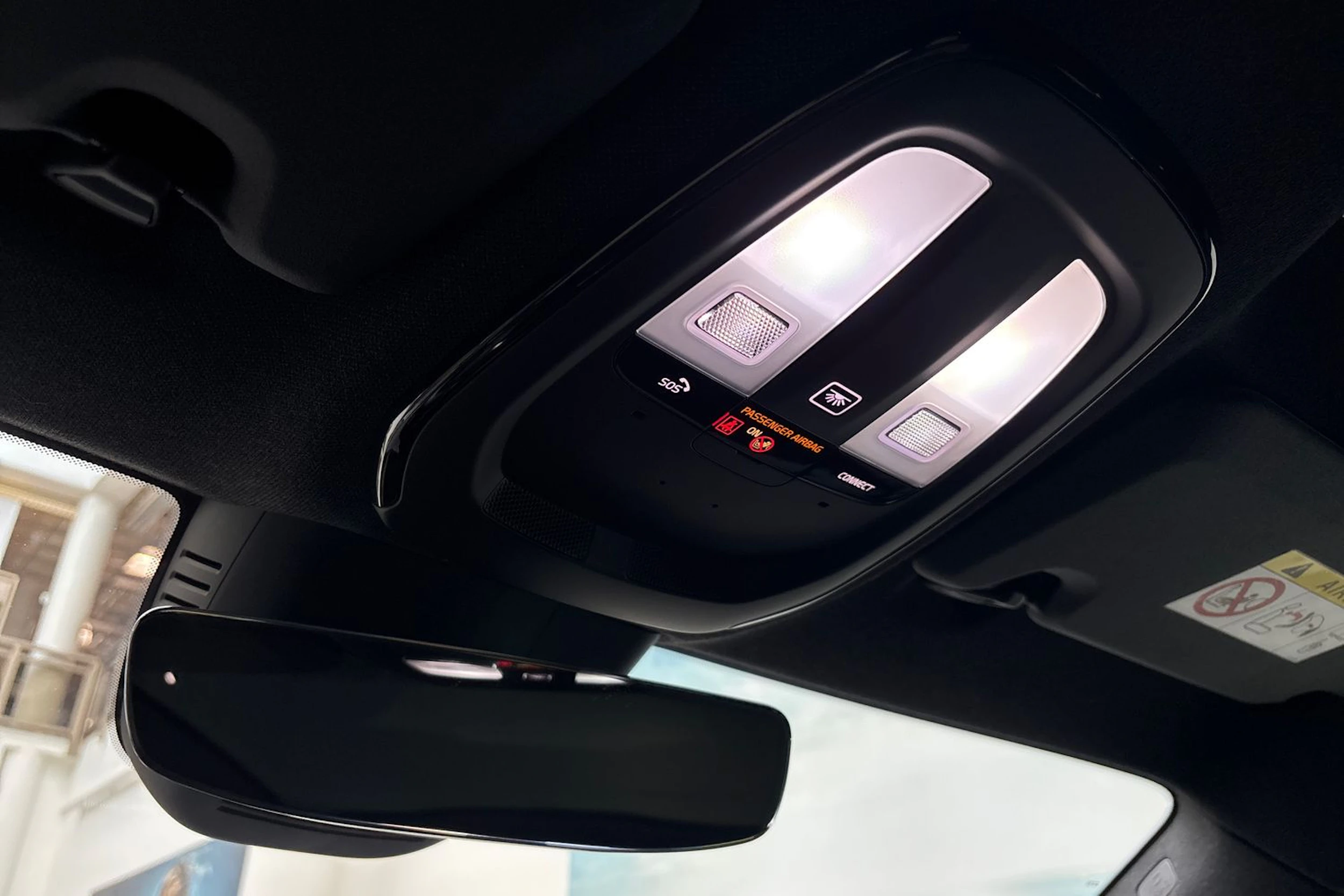 musta Polestar 2 2022 kuva 29.