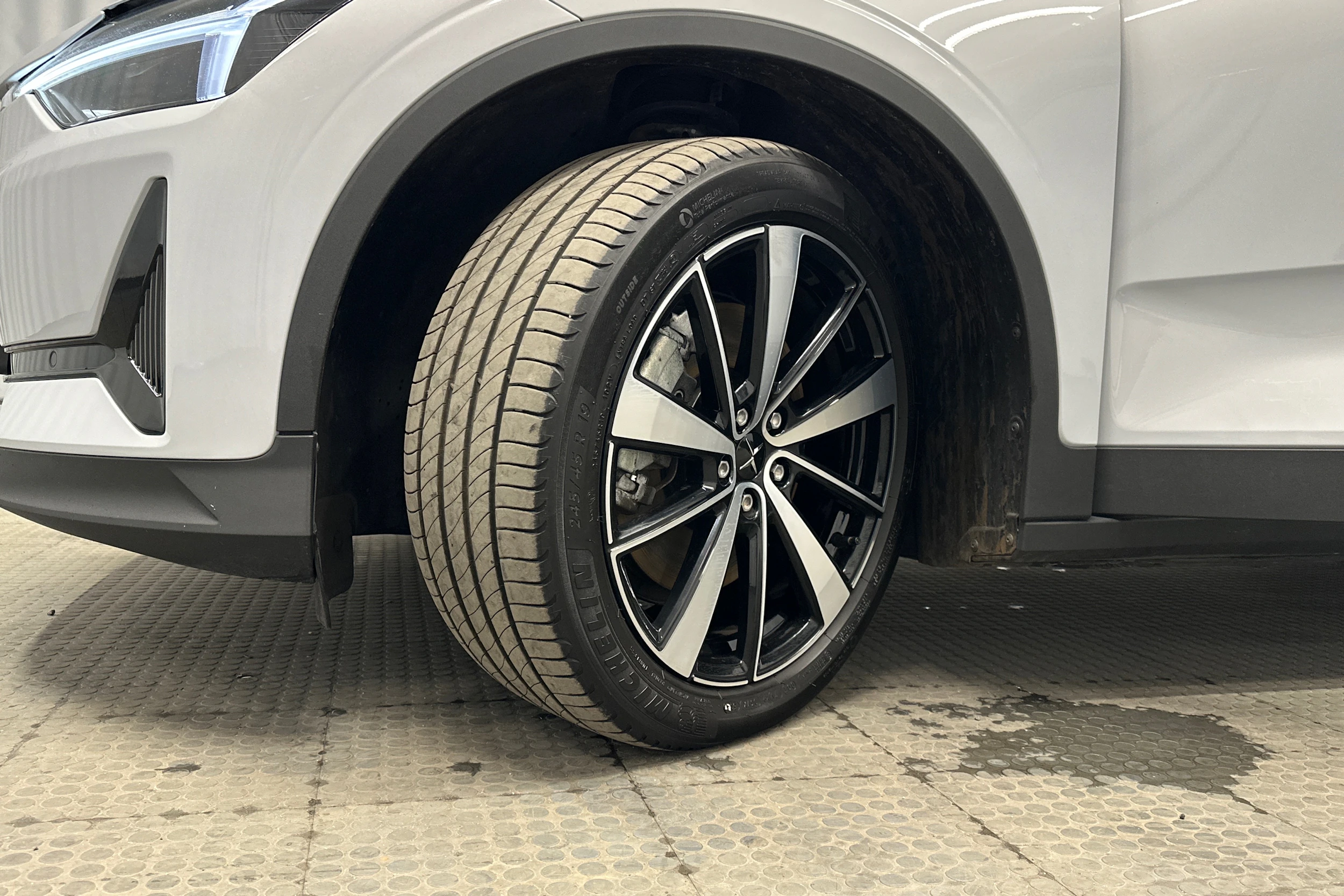 harmaa Polestar 2 2022 kuva 10.