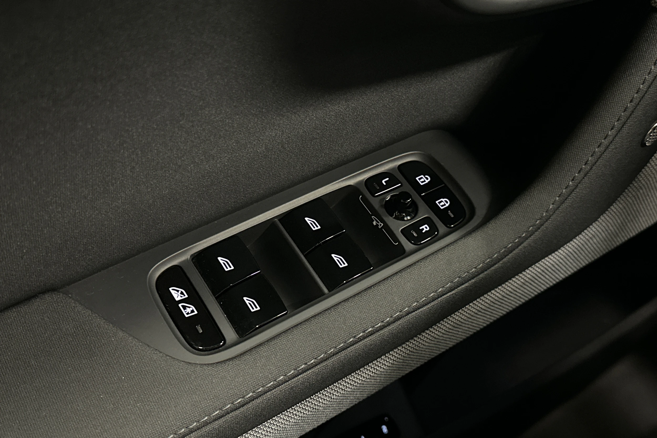 harmaa Polestar 2 2022 kuva 14.