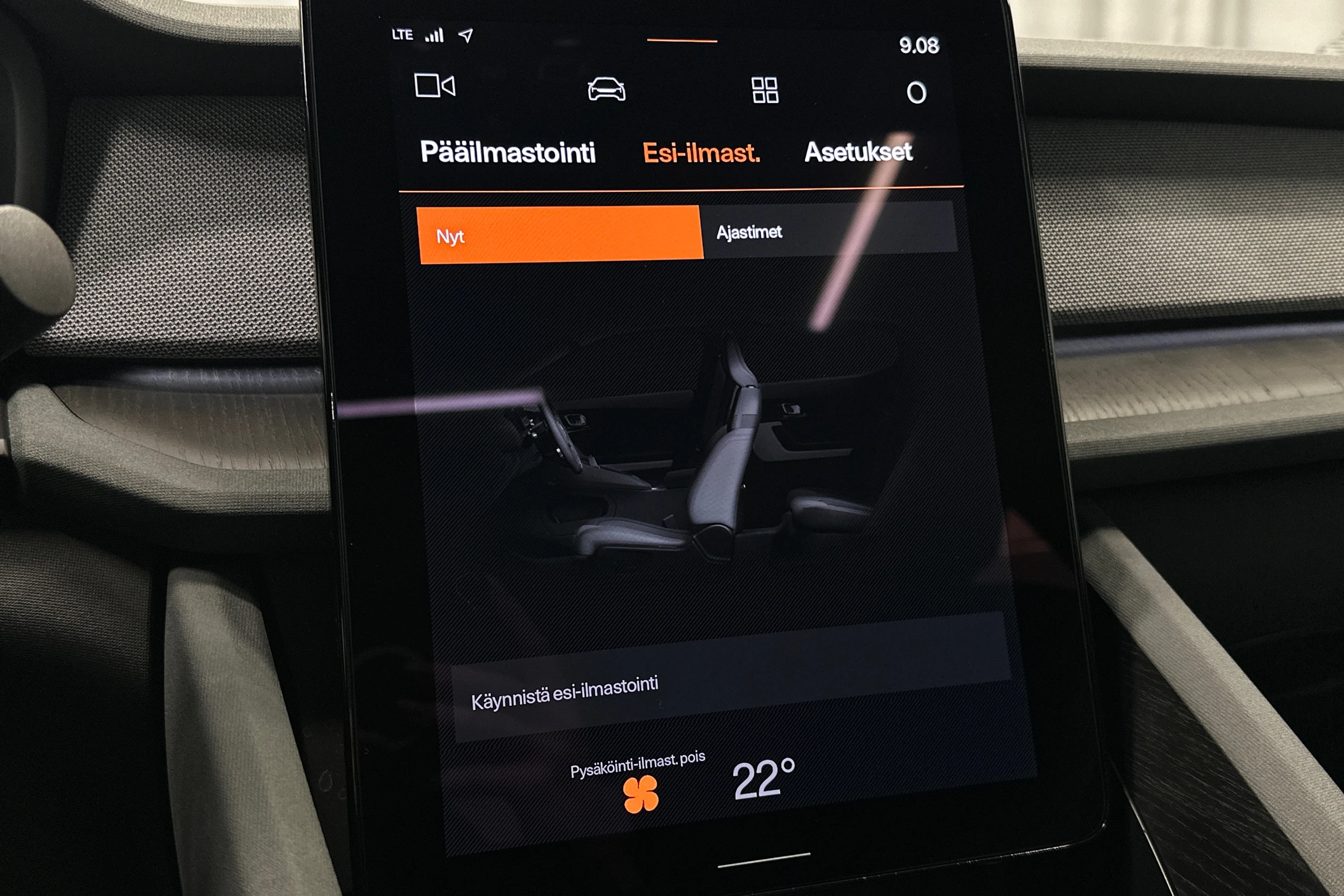 harmaa Polestar 2 2022 kuva 30.