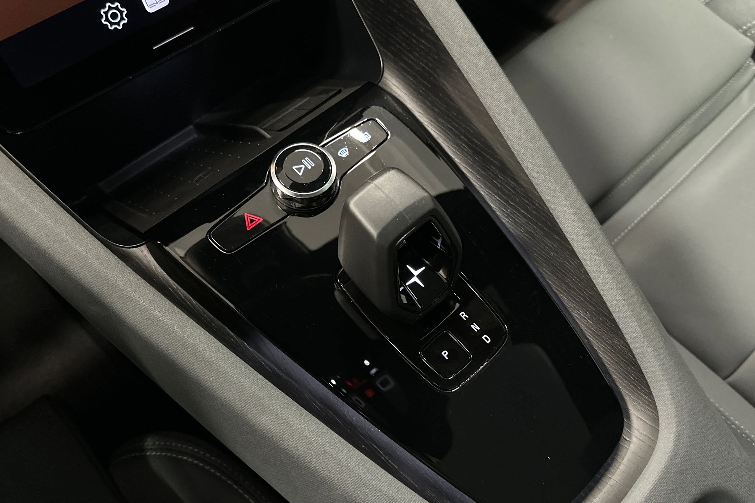 harmaa Polestar 2 2022 kuva 32.