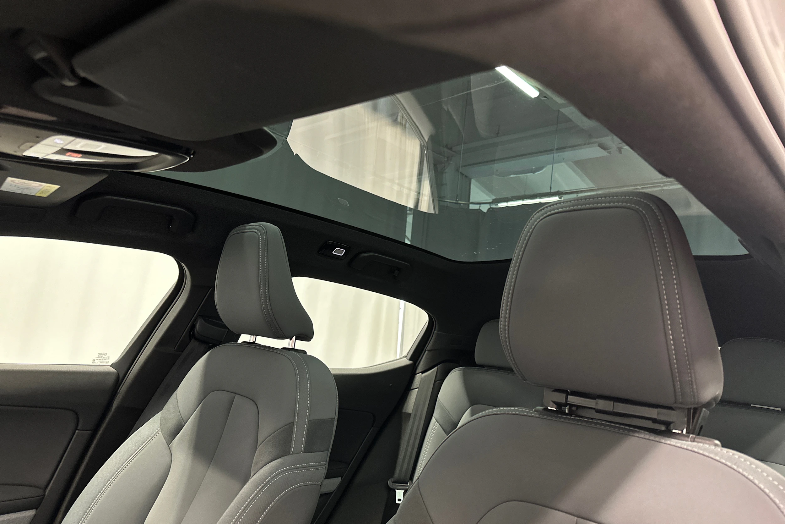 harmaa Polestar 2 2022 kuva 33.