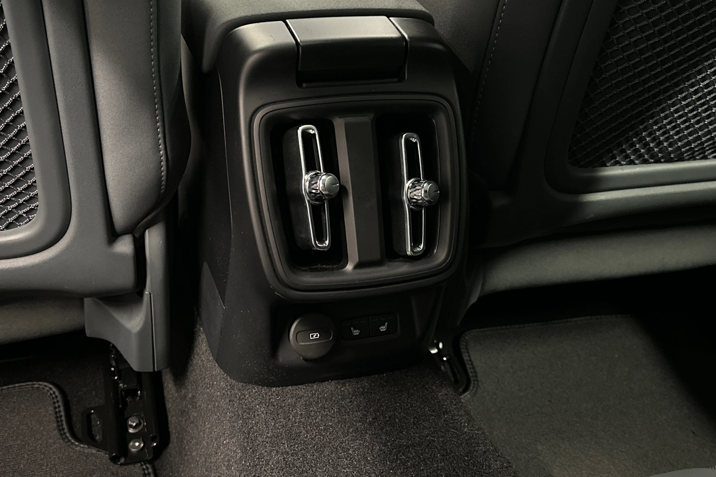 harmaa Polestar 2 2022 kuva 36.