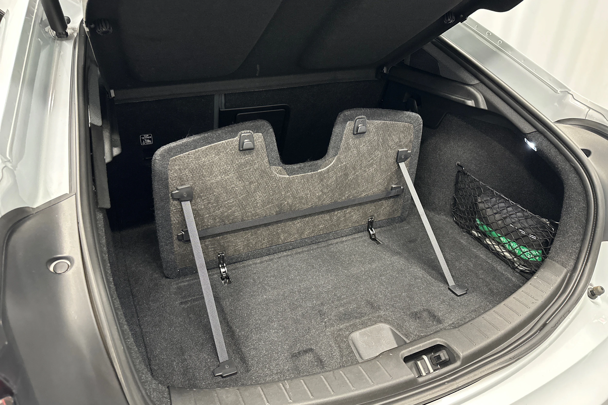 harmaa Polestar 2 2022 kuva 38.