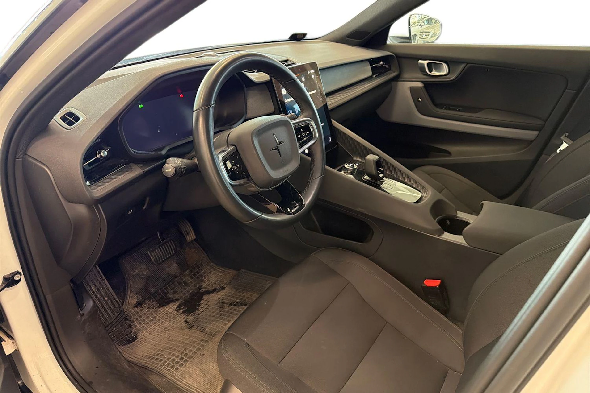 valkoinen Polestar 2 2022 kuva 3.