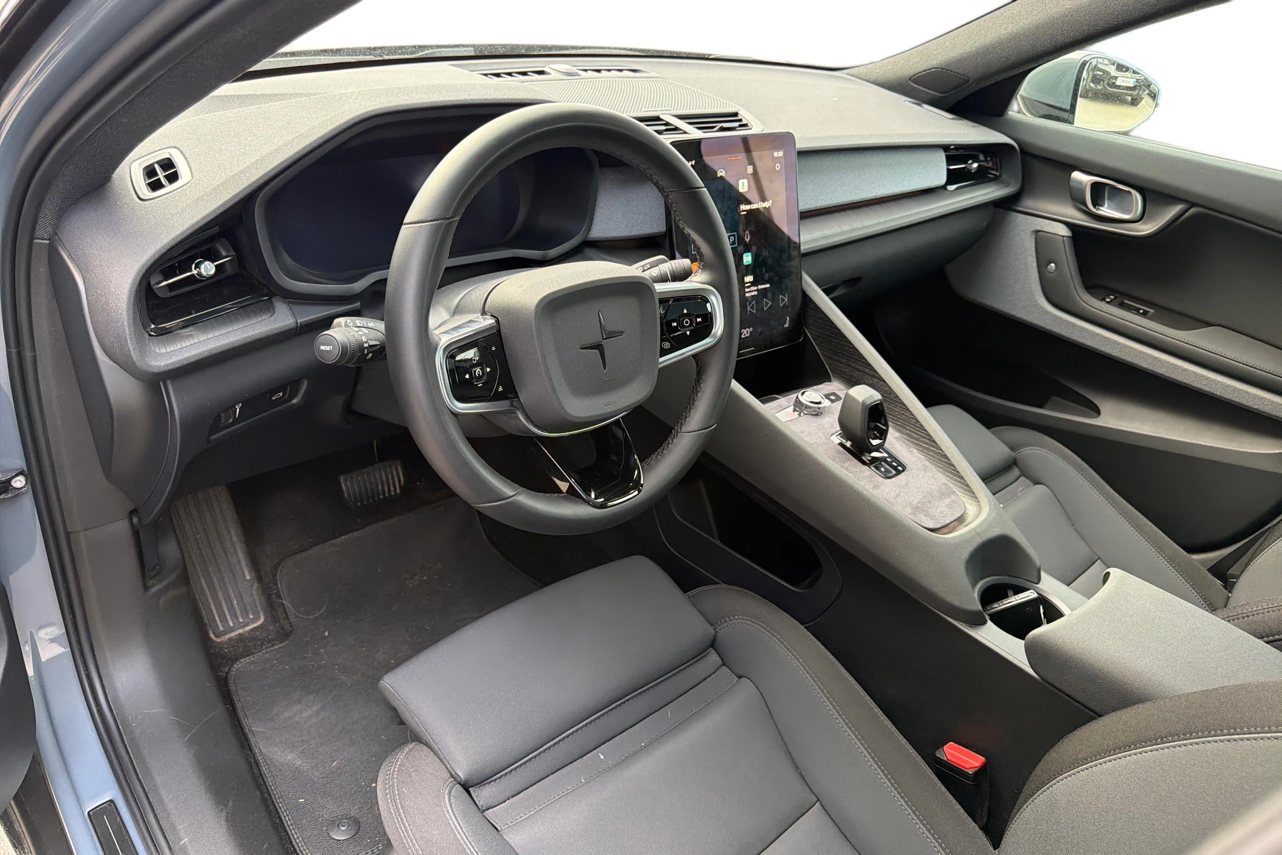 Harmaa Polestar 2 2022 kuva 3.