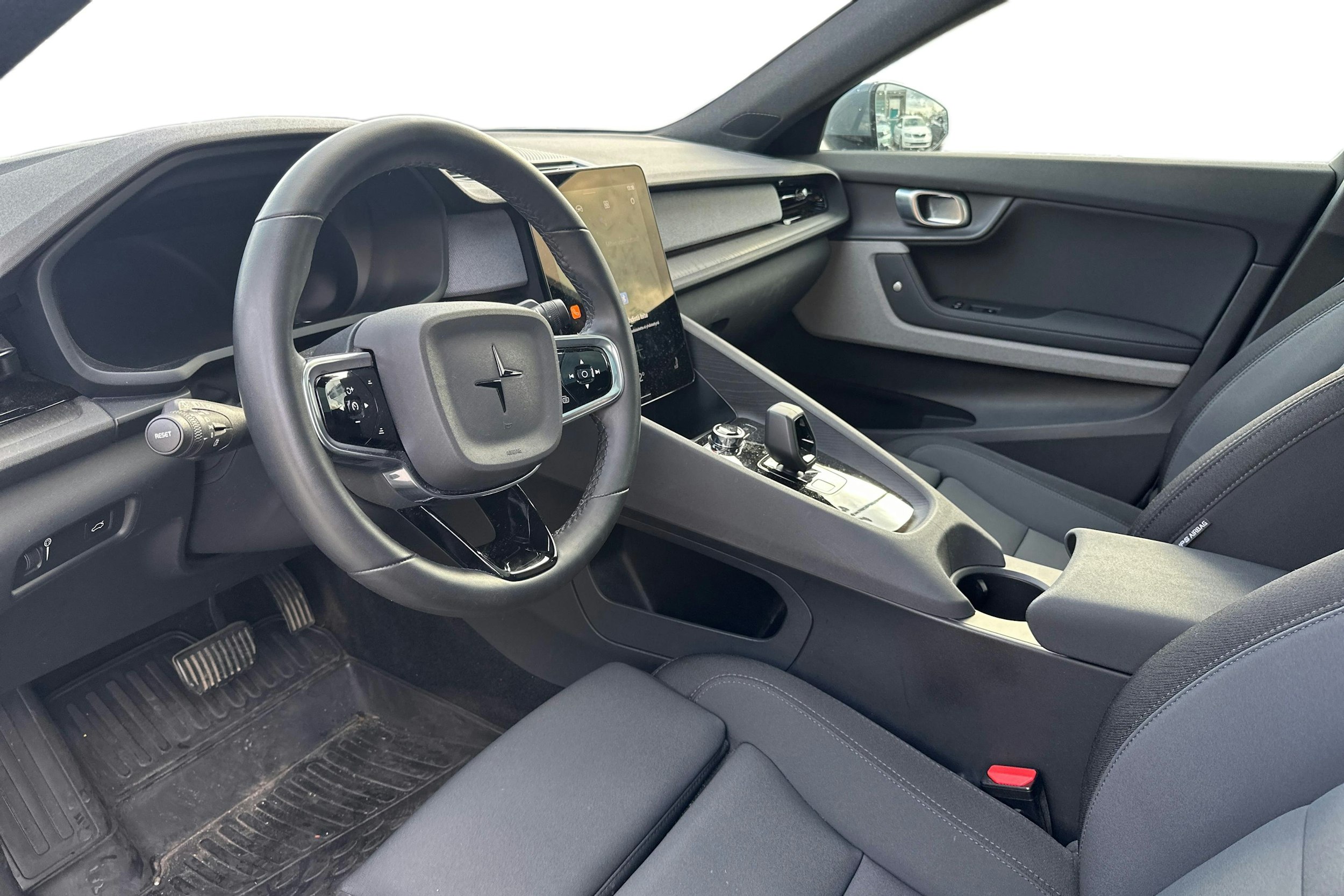harmaa Polestar 2 2022 kuva 3.